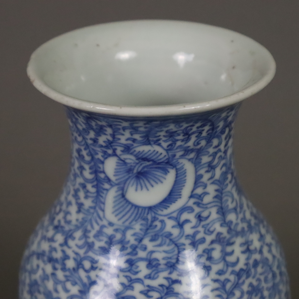 Blau-weiße Balustervase - China, ausgehende Qing-Dynastie, spätes 19. Jh., sog. „Hochzeitsvase“, au - Image 2 of 7
