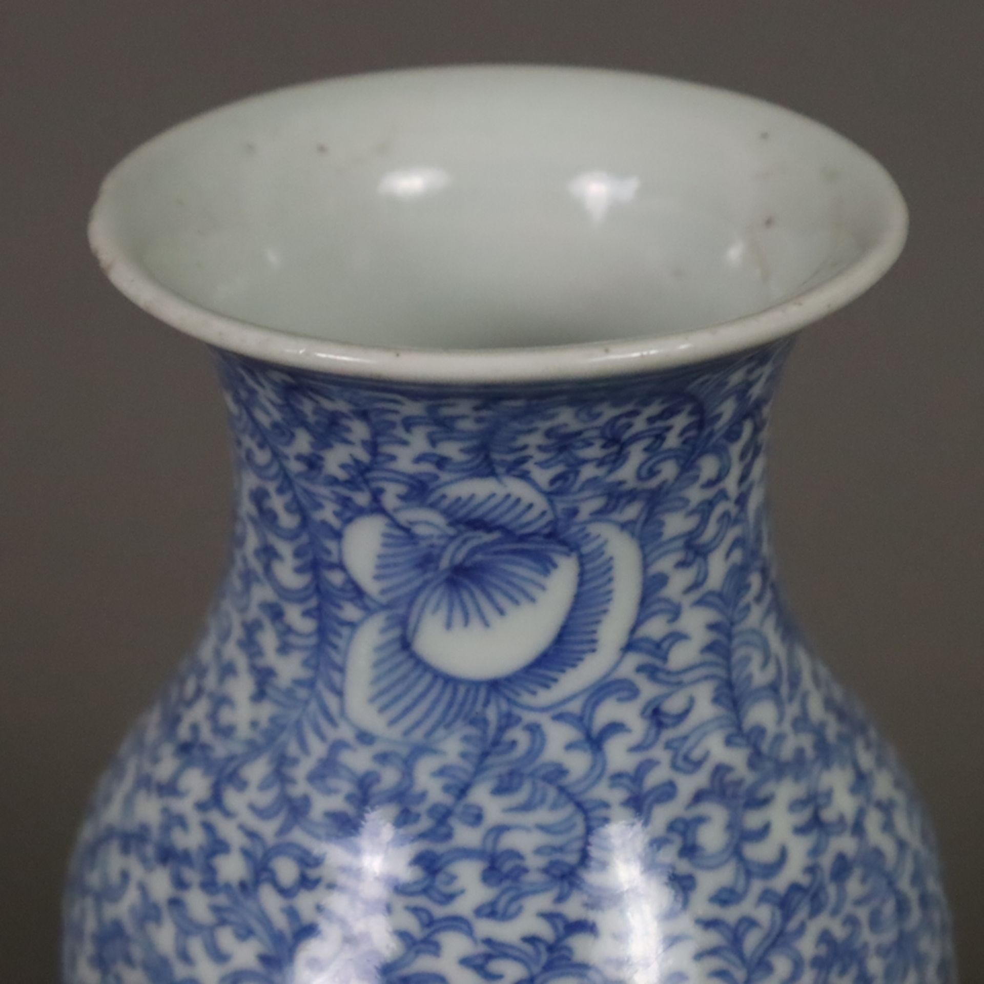 Blau-weiße Balustervase - China, ausgehende Qing-Dynastie, spätes 19. Jh., sog. „Hochzeitsvase“, au - Bild 2 aus 7