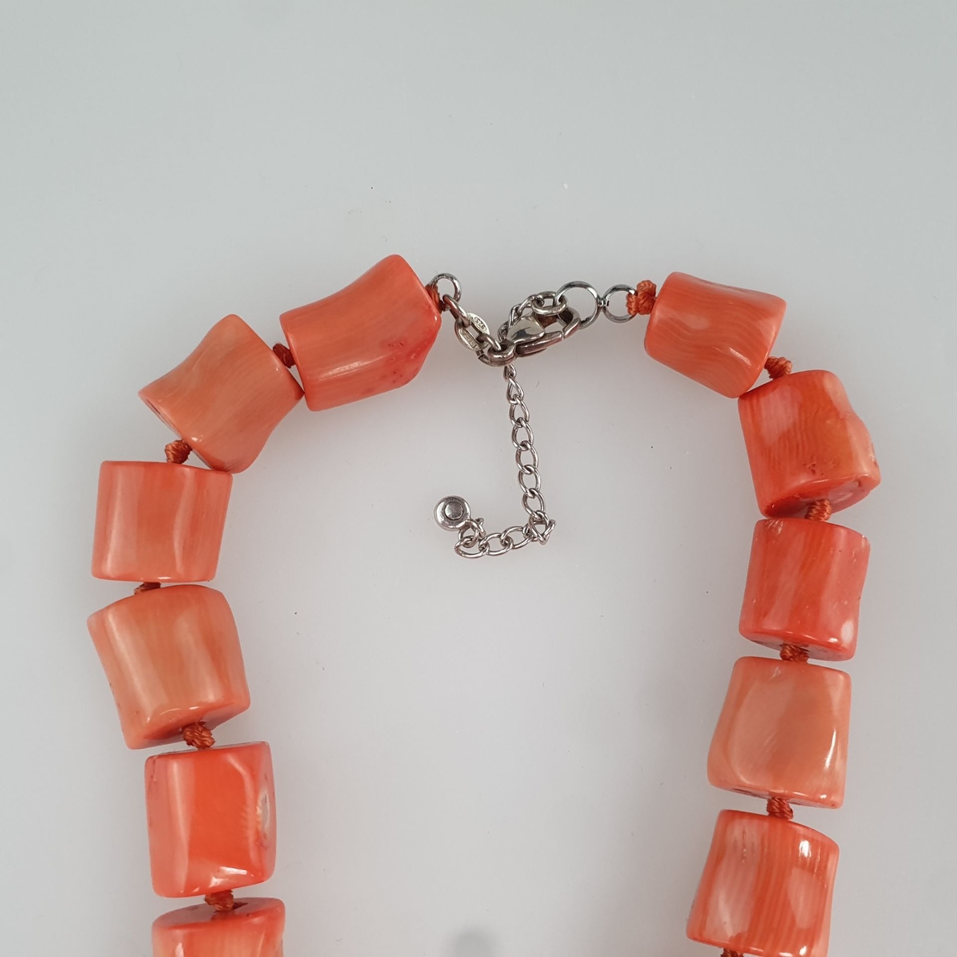 Korallenkette - Halskette aus 27 Korallen-Nuggets (L.ca. 13 bis 17 mm), in Einzelknotung, 925er-Sil - Bild 5 aus 5