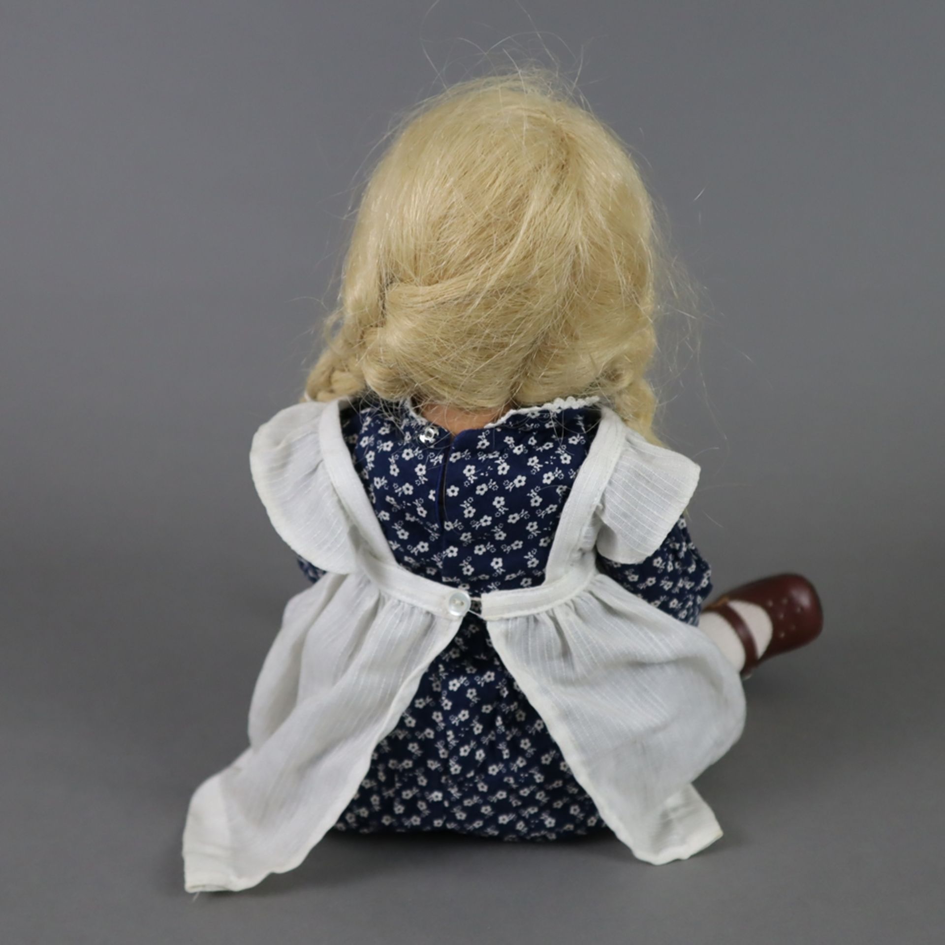 Käthe Kruse-Stoffpuppe - Mädchen, bemalter Kunststoffkopf, blonde Perücke, linker Fuß gestempelt "K - Bild 4 aus 8