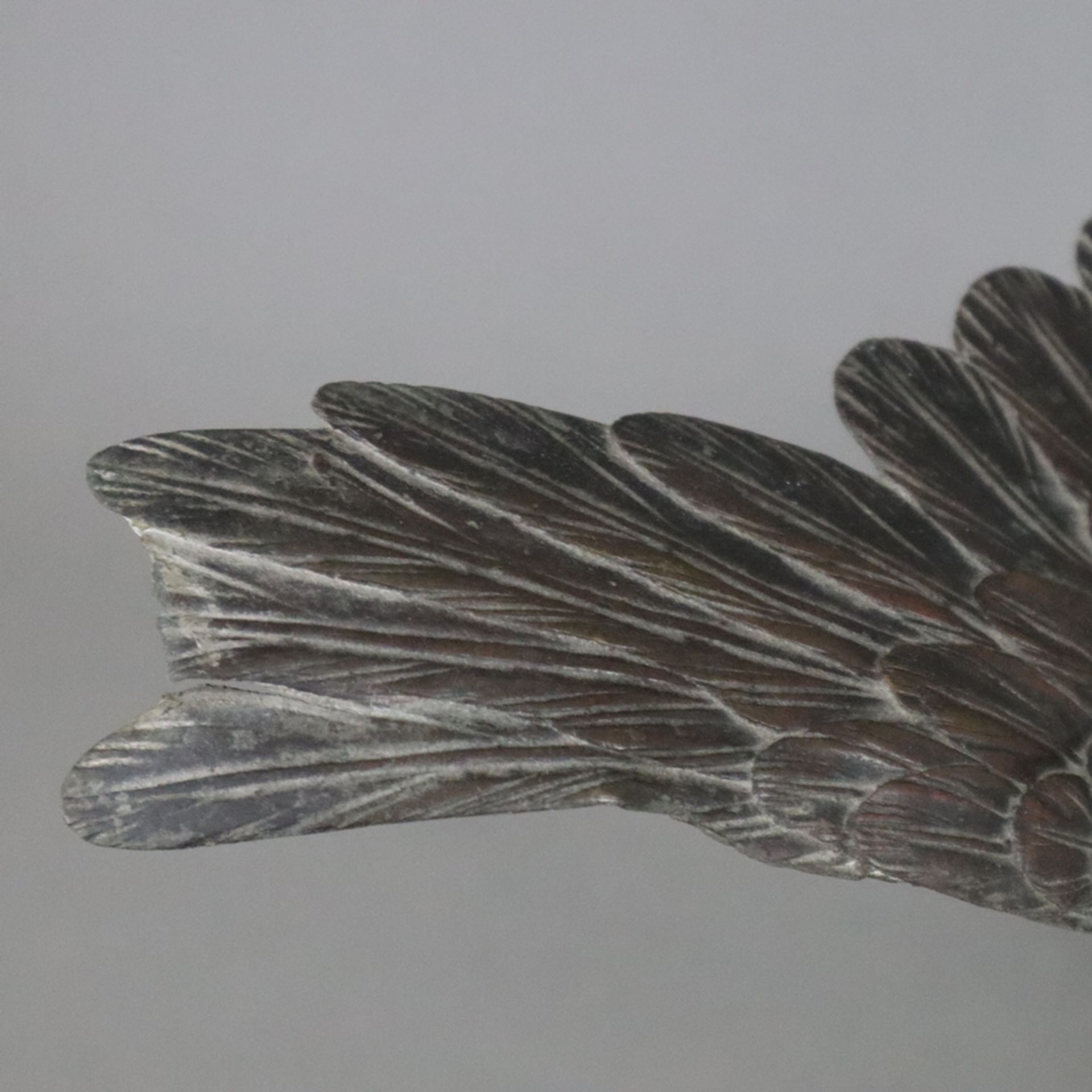 Tierskulptur "Adler" - Weißmetall, braun patiniert, naturalistische Darstellung eines auf Felsensoc - Image 5 of 11