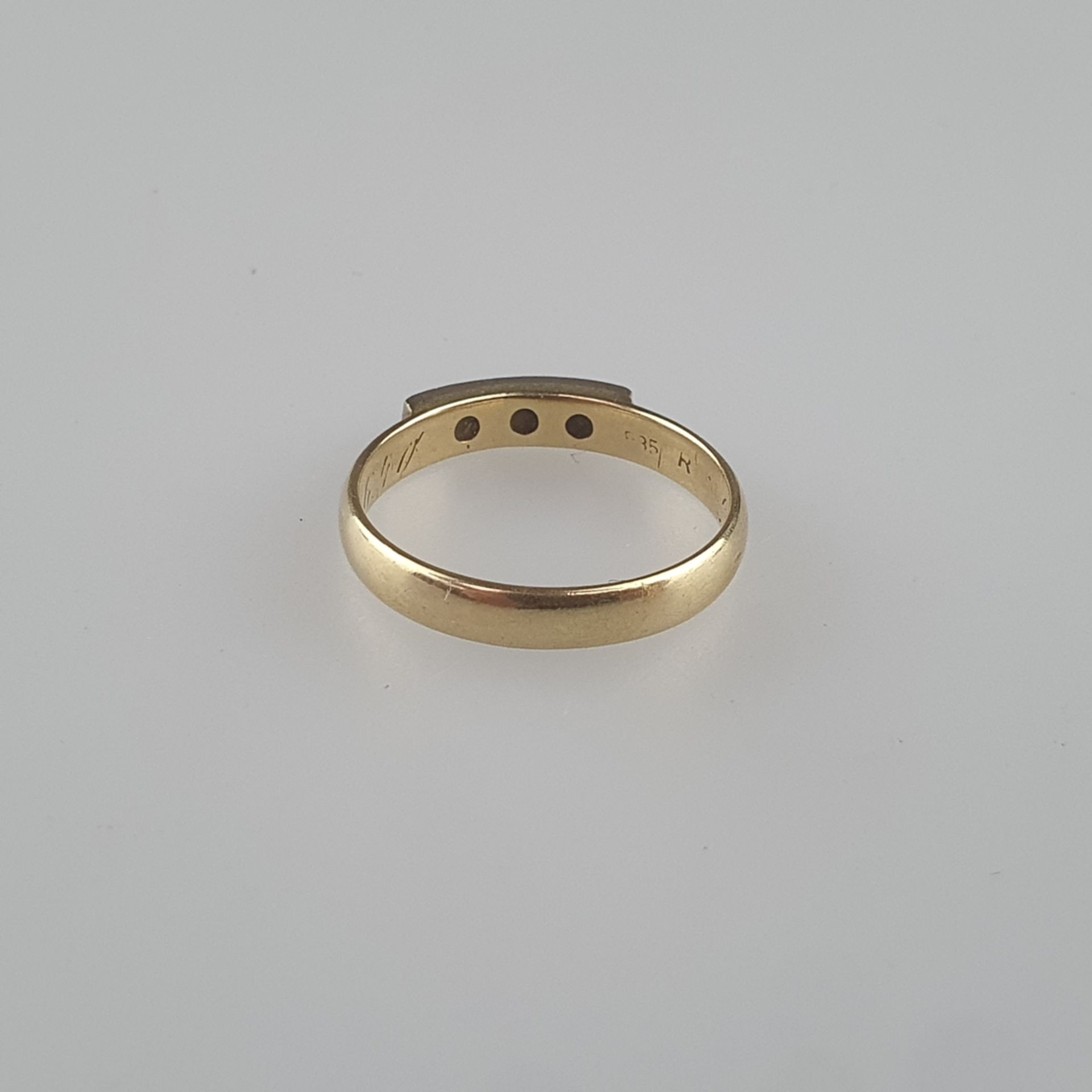 Goldring - 14 K Gelbgold, "585" gestempelt, rechteckiger Ringkopf besetzt mit drei kleinen Diamante - Bild 5 aus 5