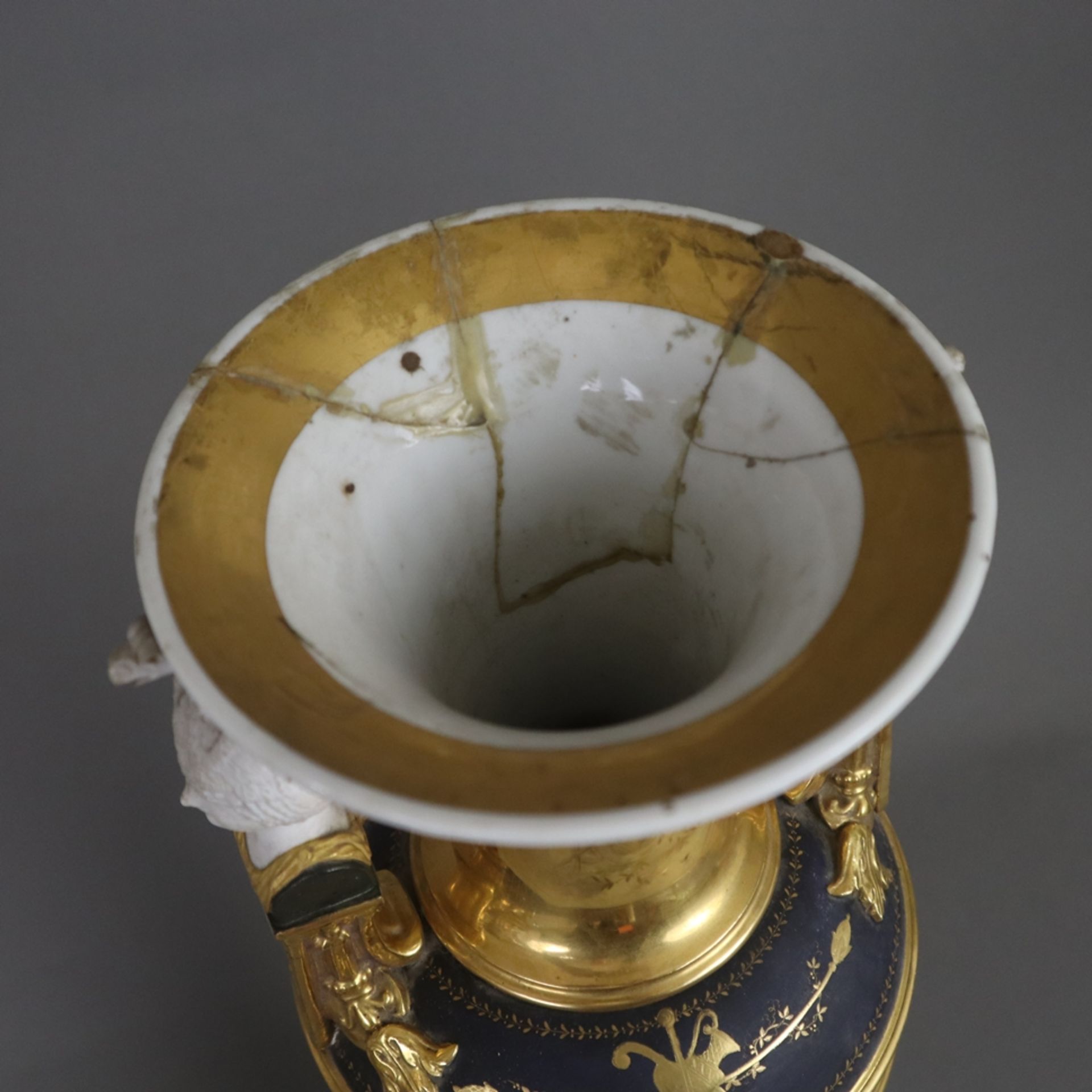 Ein Paar prunkvolle Empire-Vasen mit Jagdszenen - Frankreich, 1. H. 19. Jh., Porzellan, matt- und g - Bild 10 aus 24