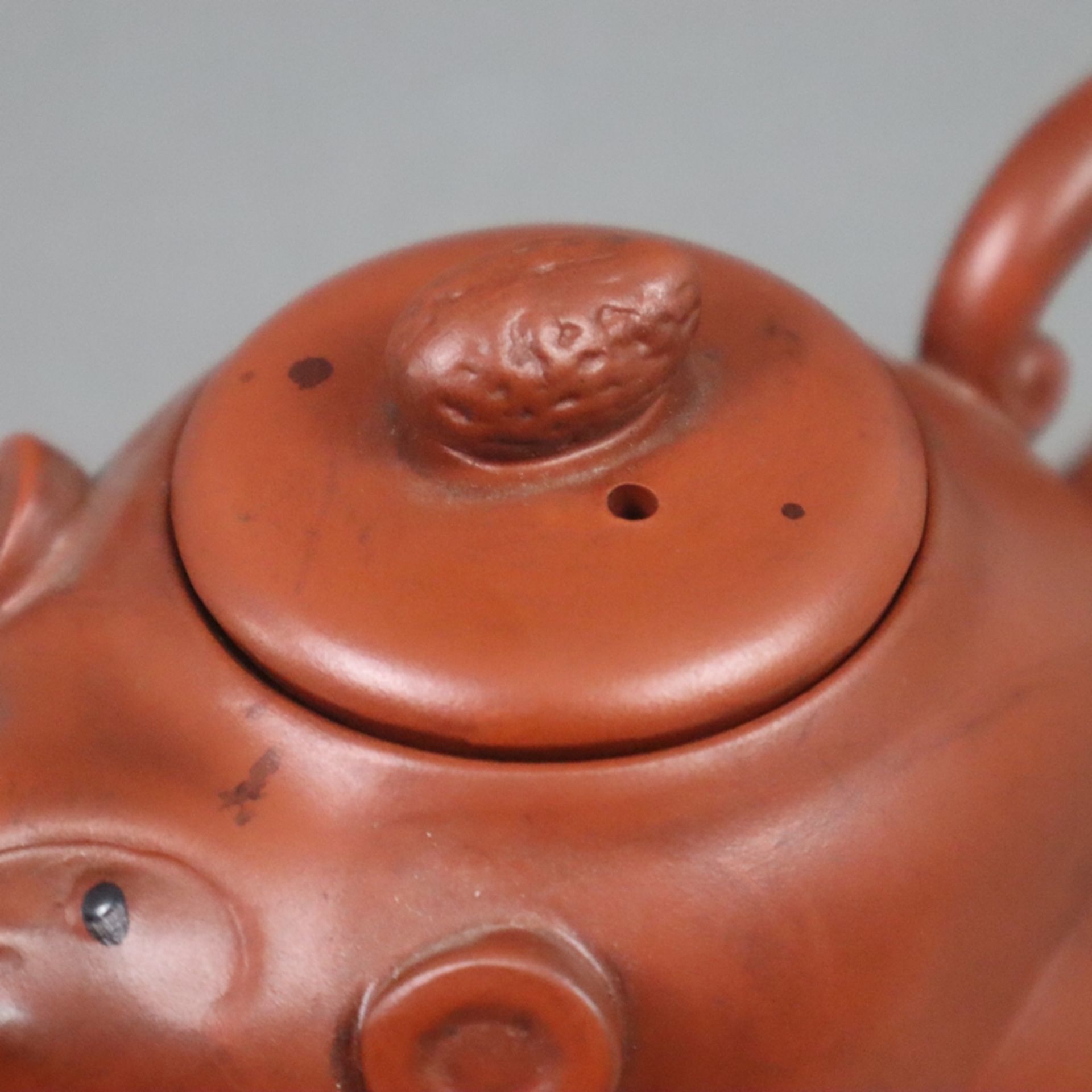 Teekännchen - China, Yixing-Keramik, Korpus in Gestalt einer Maus, wobei der Schwanz den Henkel bil - Bild 2 aus 6