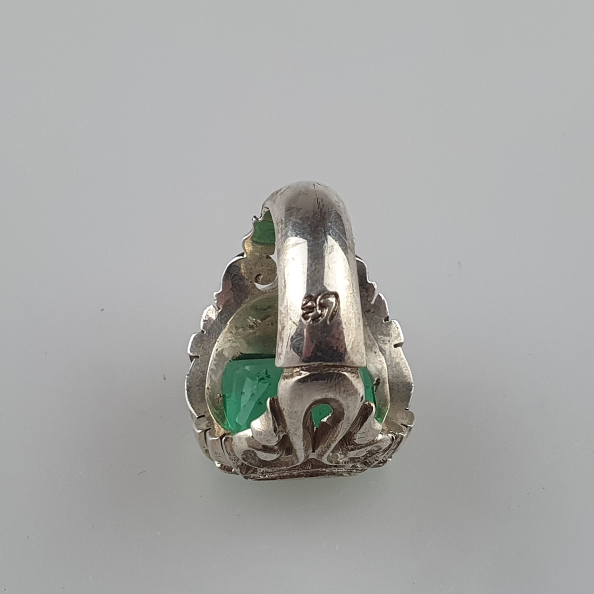Schwerer Herrenring mit Smaragd - Silber massiv, Fassung ornamental durchbrochen, Ringkopf besetzt - Image 5 of 8