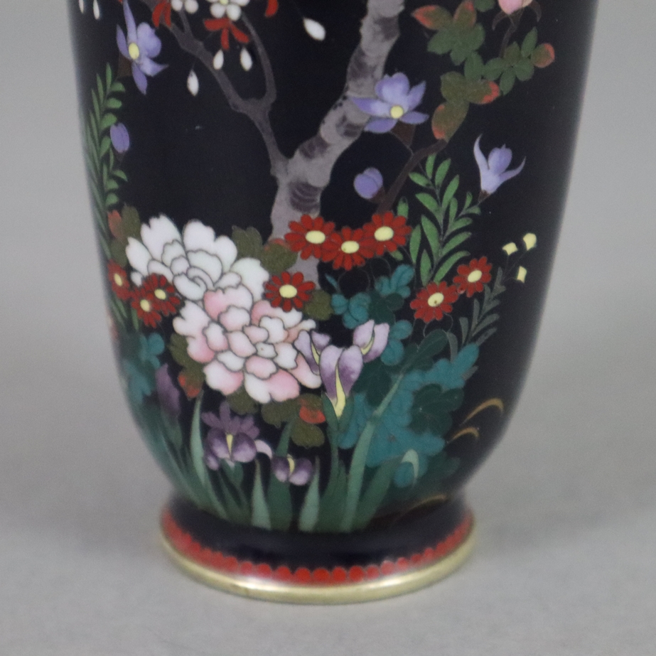 Kleine Cloisonné-Vase - Japan 19. Jh., Balusterform, Metallvase, dunkelblauer Fond, schauseitig fei - Image 4 of 6