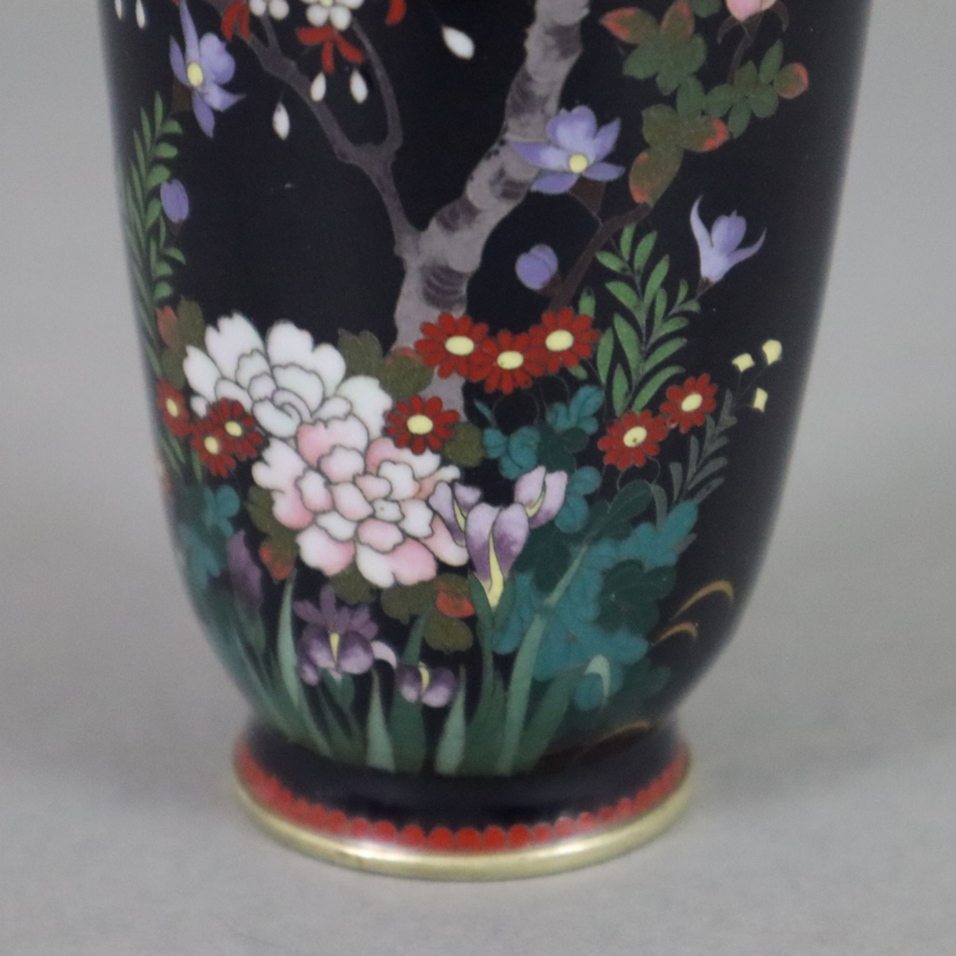 Kleine Cloisonné-Vase - Japan 19. Jh., Balusterform, Metallvase, dunkelblauer Fond, schauseitig fei - Bild 4 aus 6