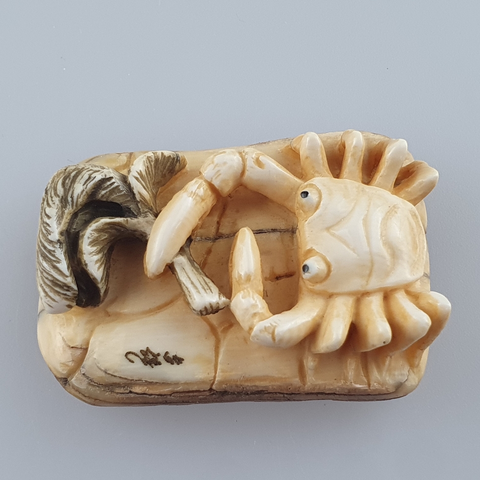 Netsuke - Mammutbein geschnitzt, graviert und teils eingefärbt, Krabbe mit Selleriestange, signiert - Image 5 of 6