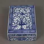 Rechteckige Deckeldose - China, Stülpdeckel, dekoriert in Unterglasurblau mit Ranken- und Mäander-O