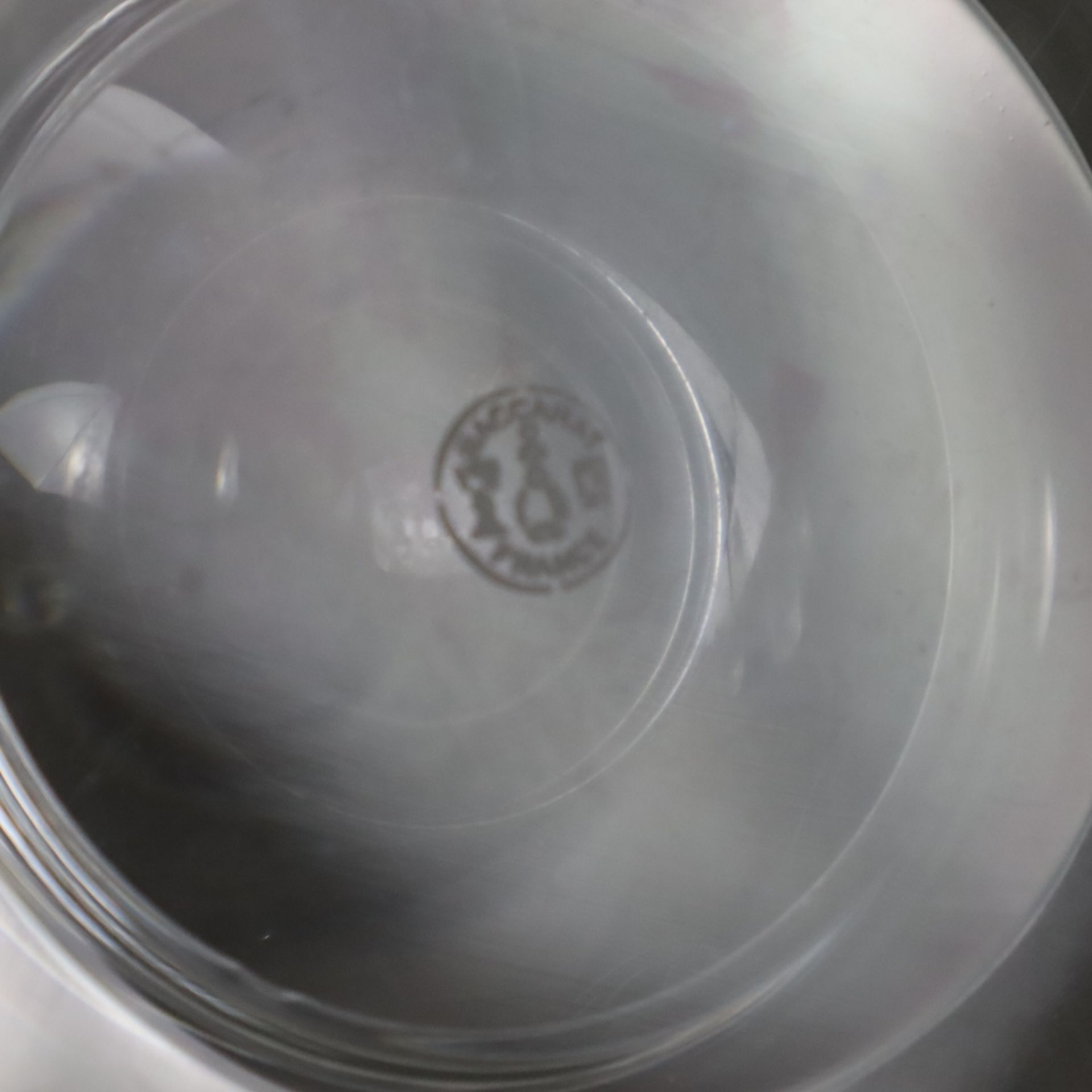 Schwerer Baccarat-Glaskrug und drei Bechergläser - Frankreich 20. Jh, farbloses Kristallglas, fein  - Bild 5 aus 5