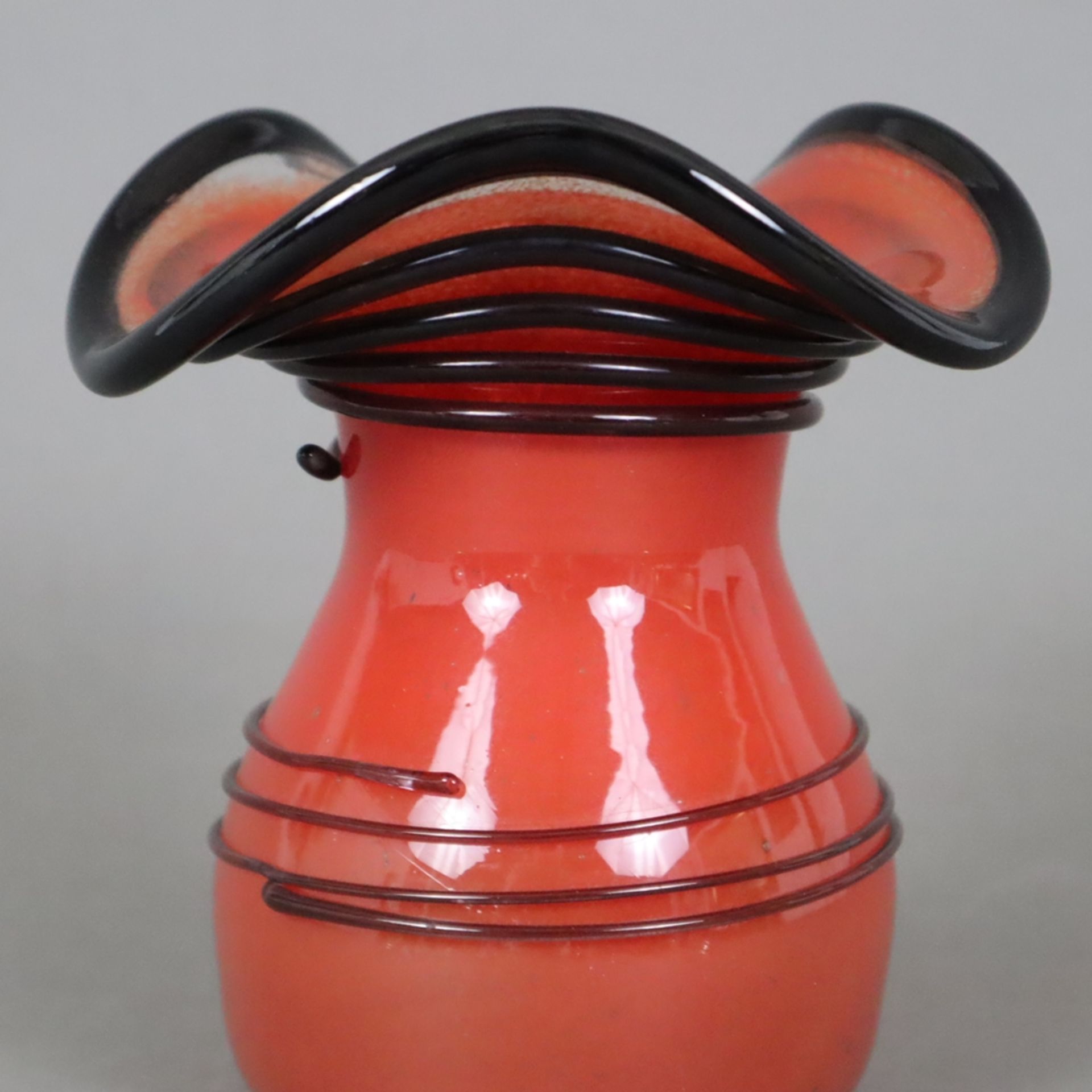 Art Déco-Vase - Lötz Witwe Klostermühle, um 1915/20, "Tango"- Serie, Klarglas mit rotem Unterfang,  - Bild 3 aus 5