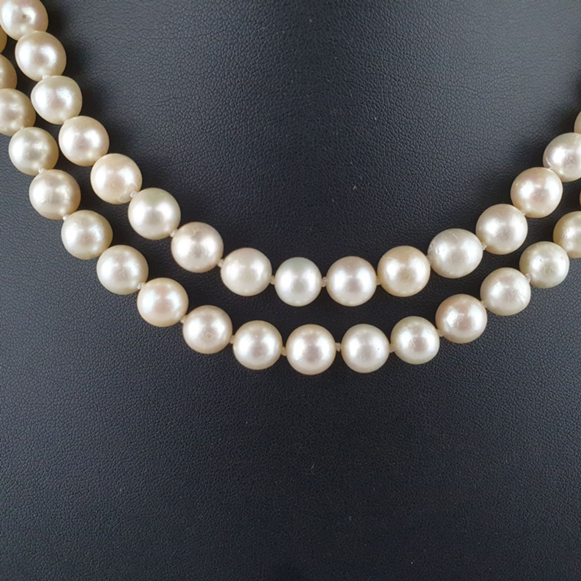 Perlenkette - lange Halskette aus ca. 95 Perlen von ca. 8 mm-Dm., Einzelknotung, mit kleinen Diaman - Bild 2 aus 5