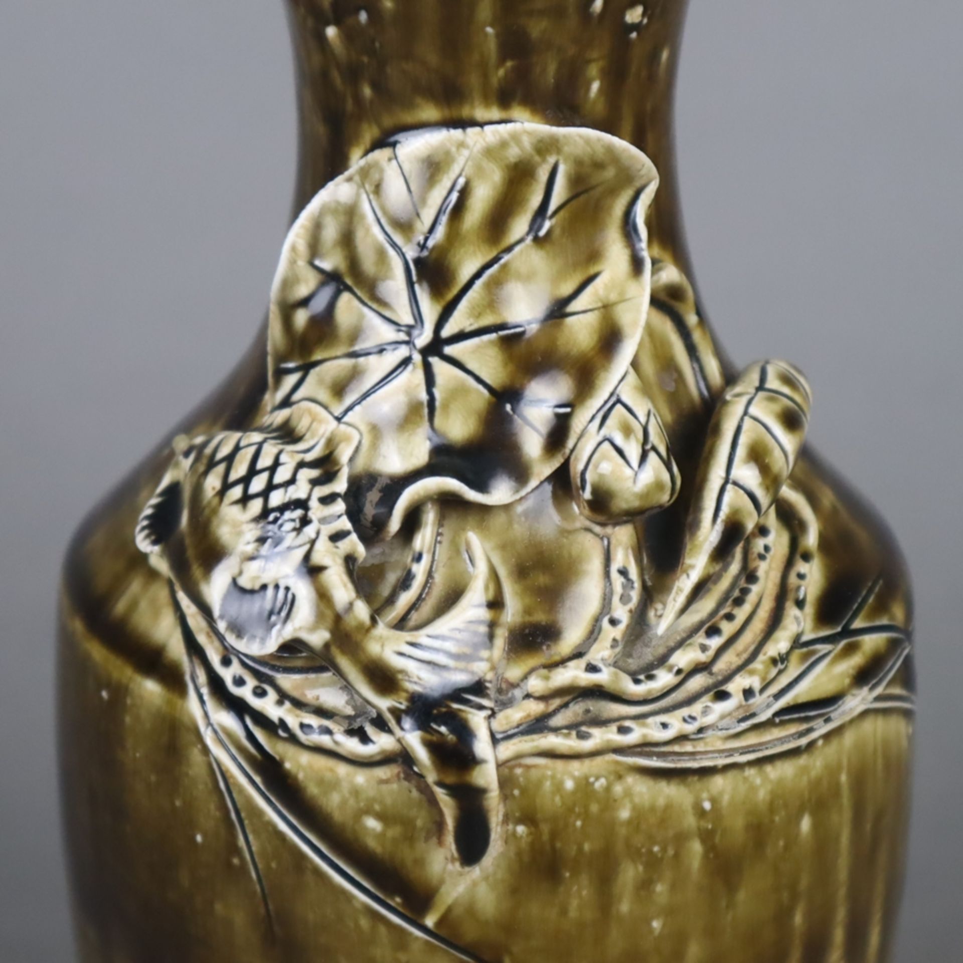 Balustervase - China, grünlich-braune Laufglasur, gekantete Schulter mit plastischer Zierapplike in - Bild 3 aus 6