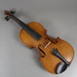 Geige - Schweiz, auf dem Faksimile-Etikett bezeichnet "Pierre Gerber/ Luthier/ Lausanne", zweiteili