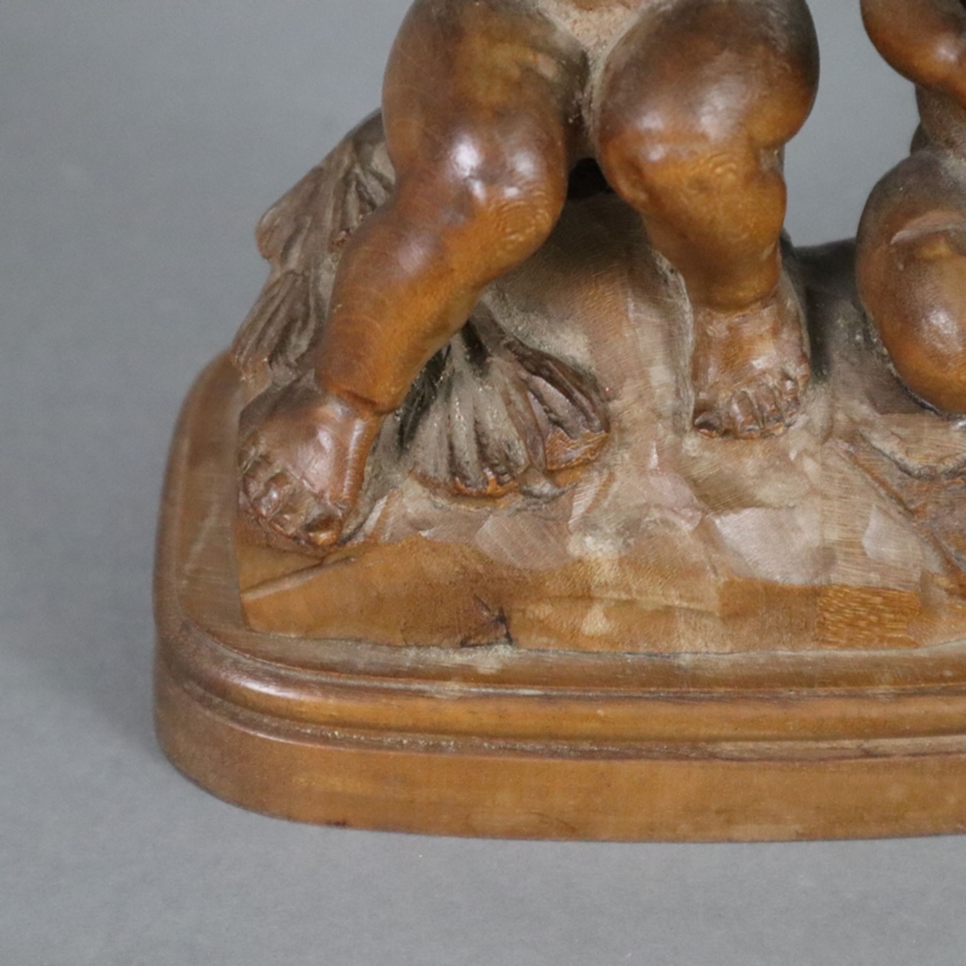 Musizierendes Puttenpaar - Holz, geschnitzt, vollrunde Darstellung von zwei auf Sockel sitzenden Pu - Bild 4 aus 7