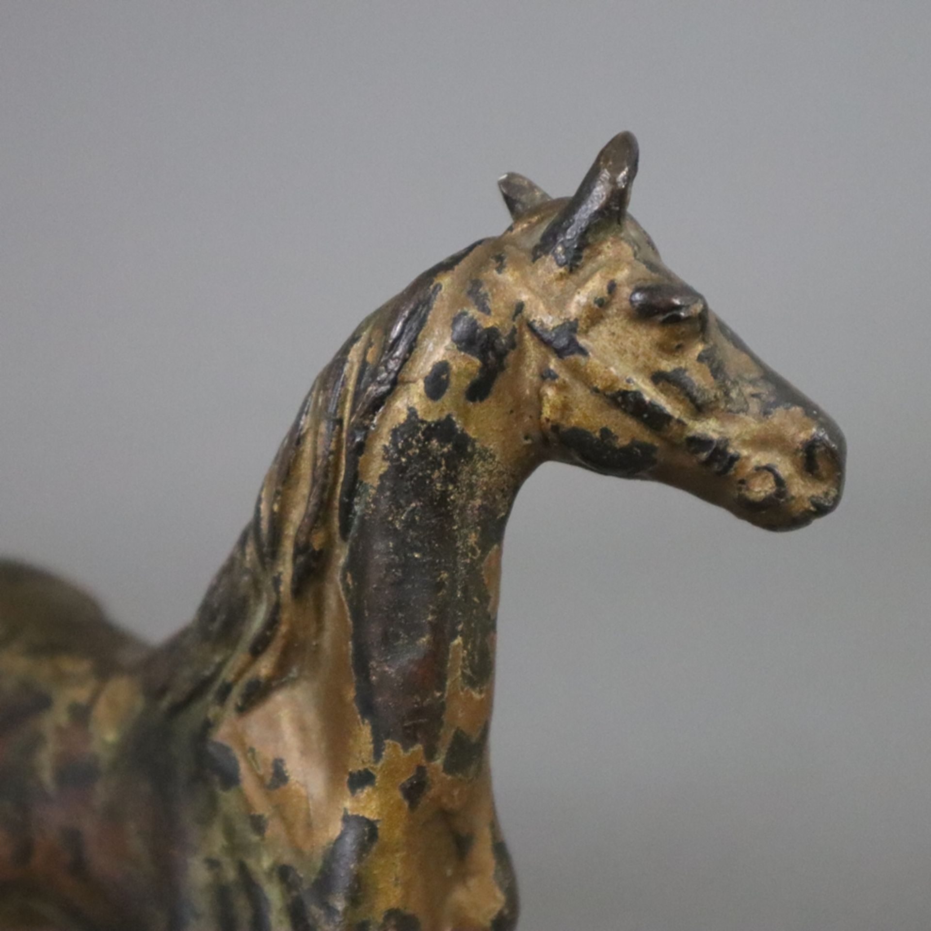 Tierskulptur "Pferd" - wohl 18. Jh., Bronze, schwerer Massivguss, Reste ehemaliger Vergoldung, natu - Bild 4 aus 6