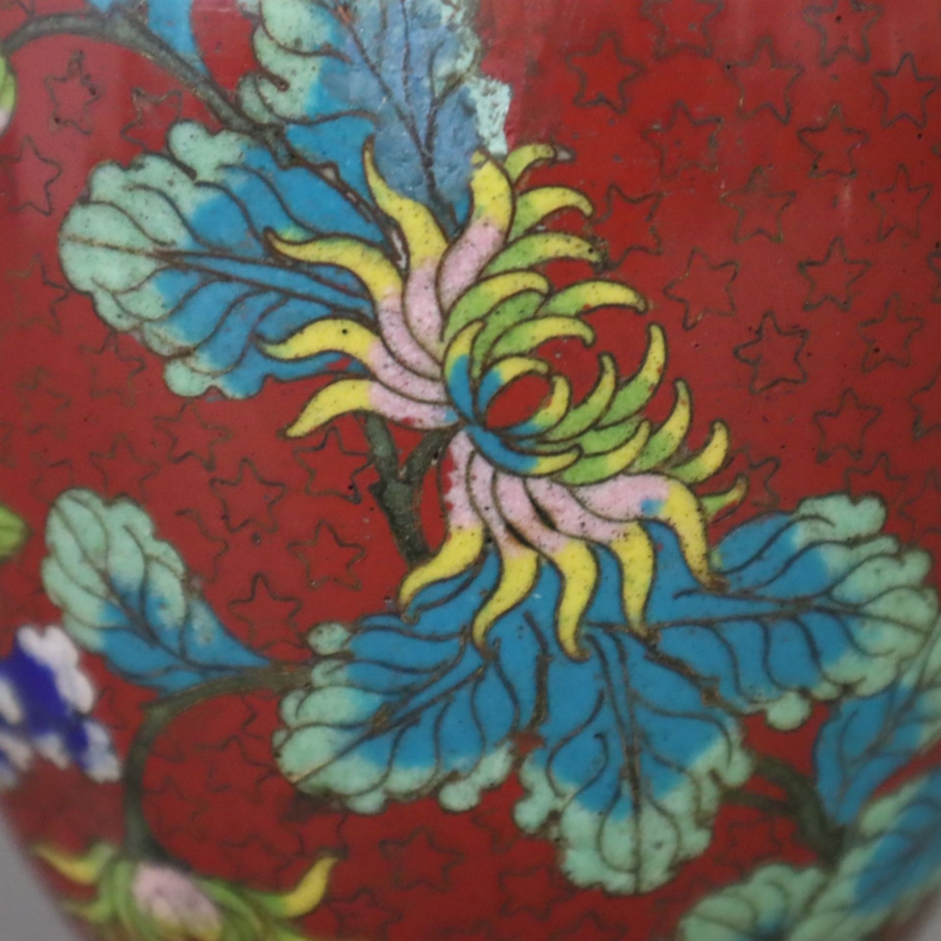 Cloisonné Vase - China, ausgehende Qing-Dynastie, Balusterform mit langgezogenem Hals und ausgestel - Bild 5 aus 10