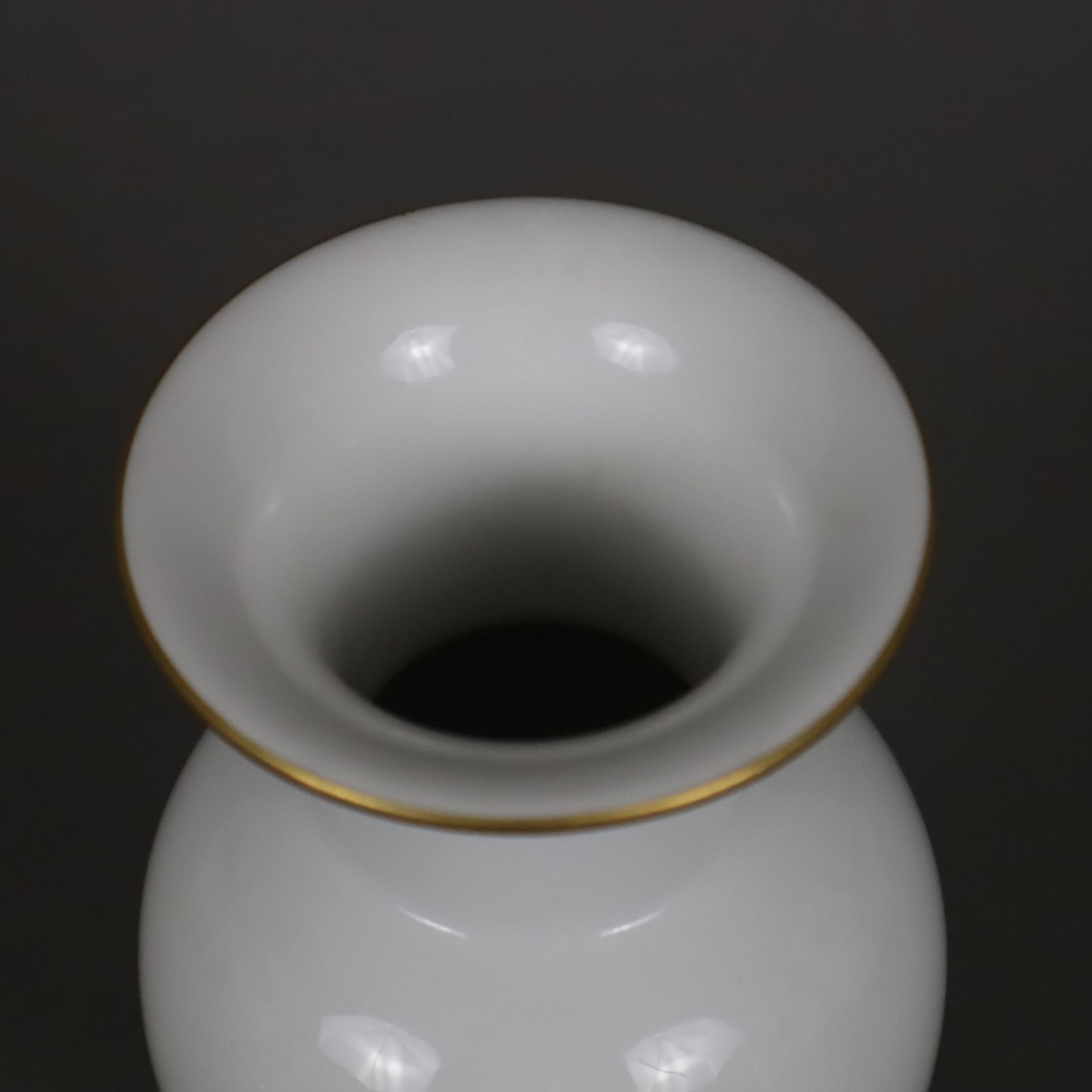 Balustervase - KPM, 1. Hälfte 20.Jh., Weißporzellan, glasiert, Goldrand und -stand, Bodenunterseite - Image 3 of 5