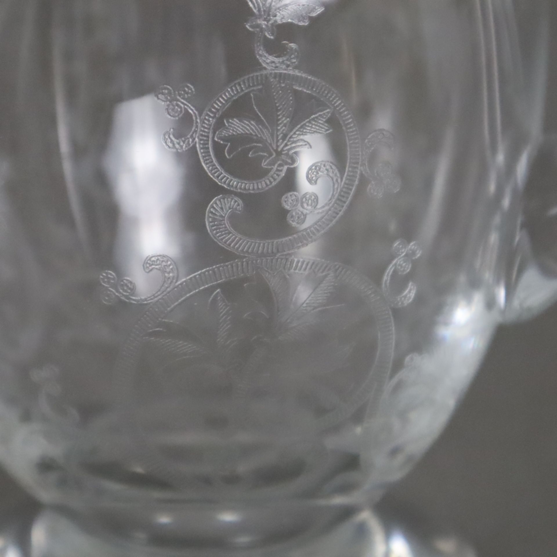 Schwerer Baccarat-Glaskrug und drei Bechergläser - Frankreich 20. Jh, farbloses Kristallglas, fein  - Bild 3 aus 5