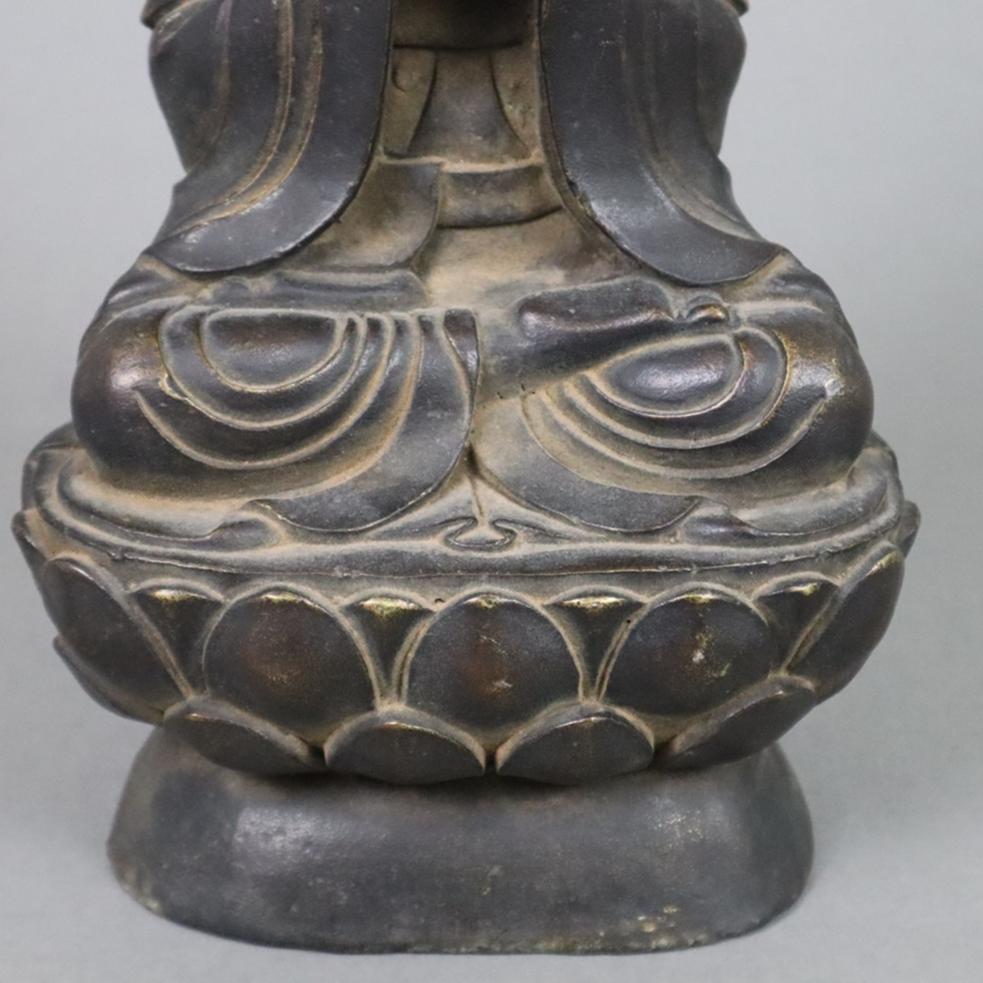 Buddhafigur - China, Bronzelegierung braun patiniert, in Meditationspose auf hohem Lotossockel sitz - Bild 5 aus 9