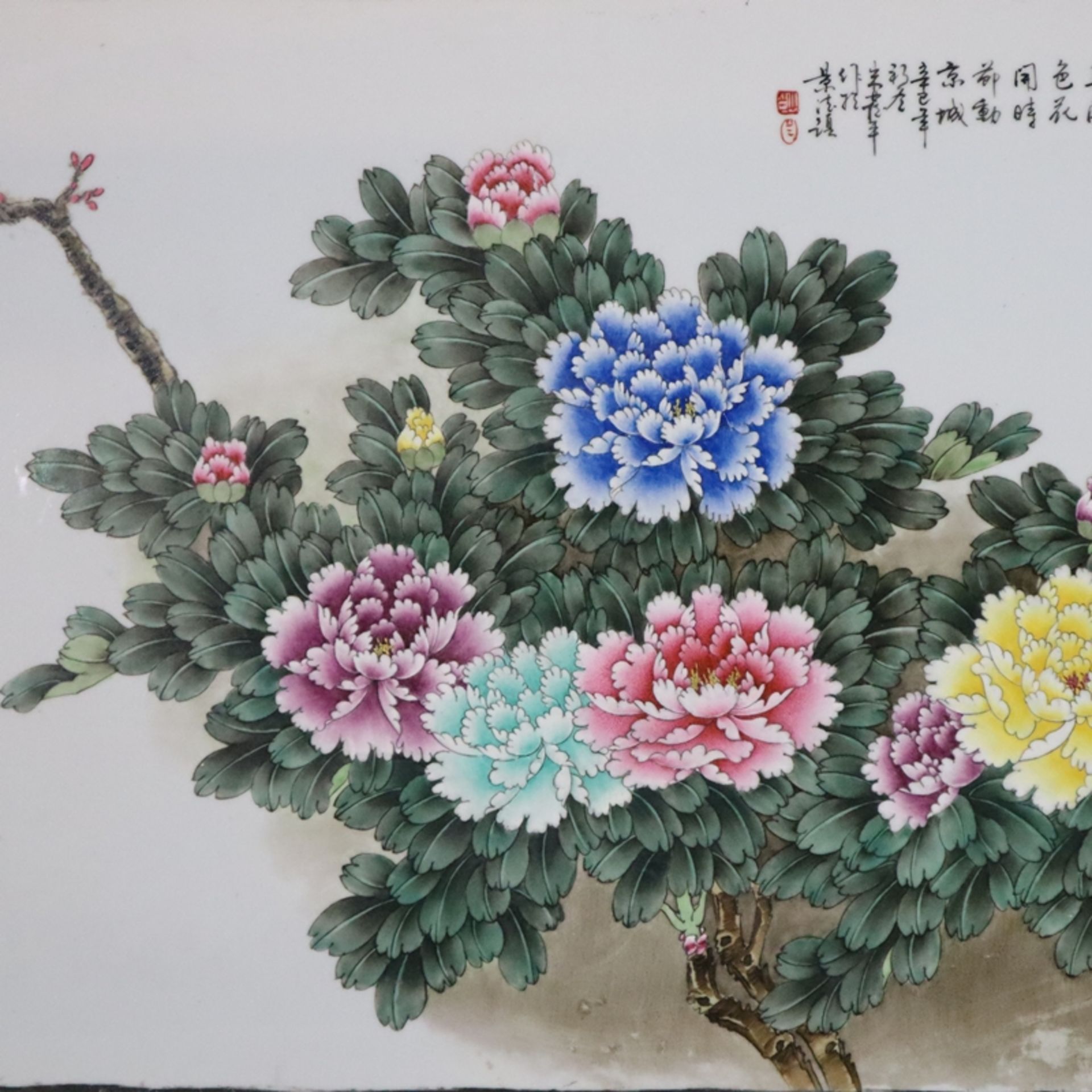 Großes schweres Porzellanbild - China, 20.Jh., Maße: 111,5 x 56,5 cm, Darstellung eines blühenden P - Image 2 of 6