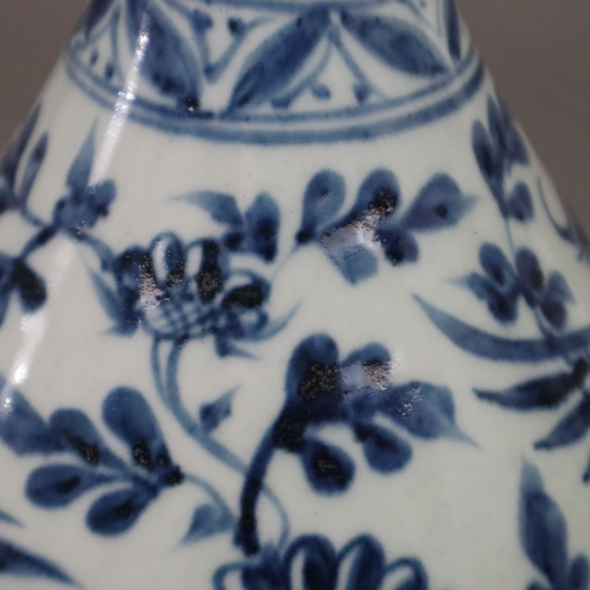 Blau-Weiß Flaschenvase - China, Qing-Dynastie, umlaufend unterglasurblauer Dekor mit Phönix-Motiven - Bild 8 aus 10