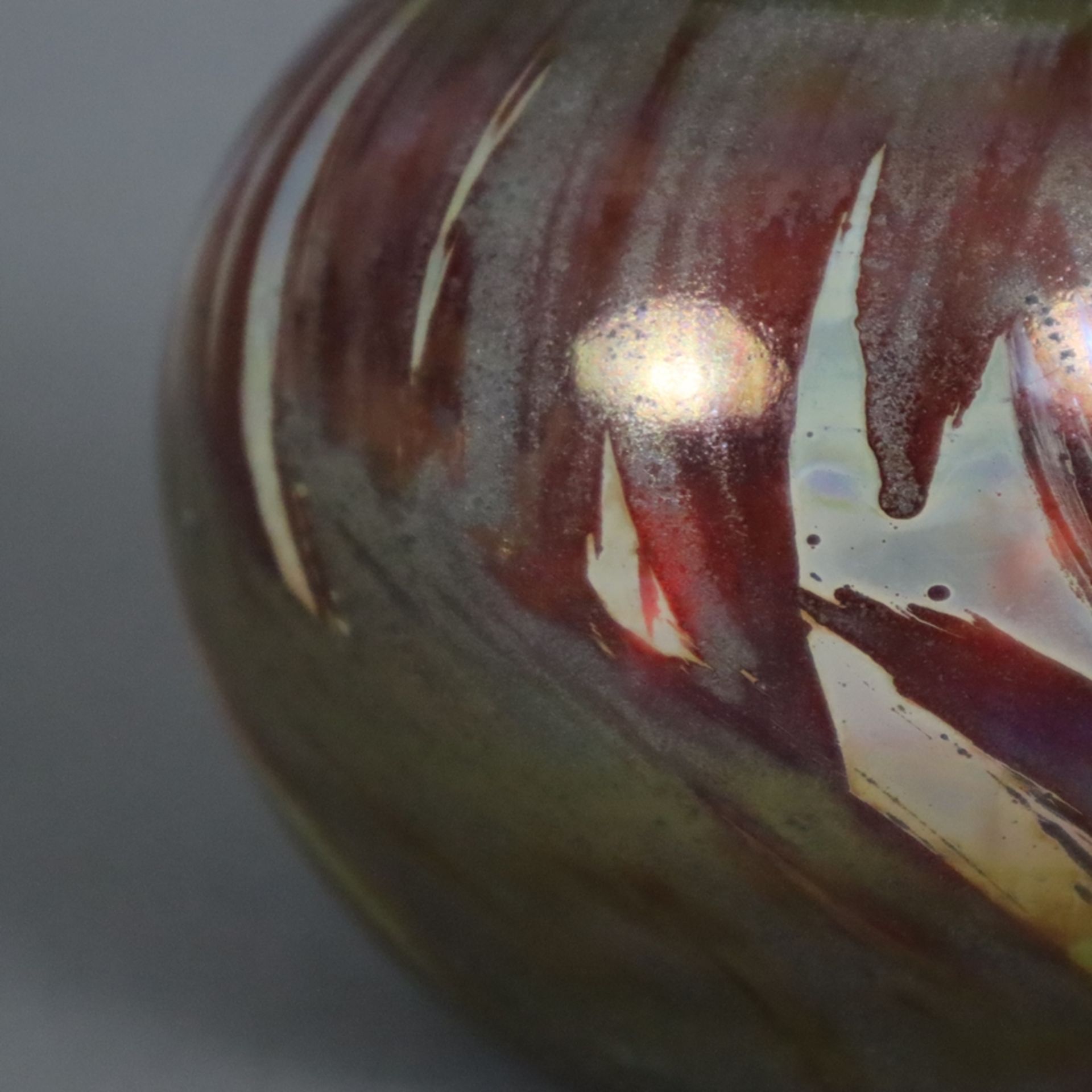 Kleine Jugendstil-Vase - irisierendes Glas, teils geätzte Oberfläche, kugelförmiger Korpus mit ausg - Bild 4 aus 6