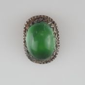 Jadecabochon in Silberfassung - ovaler Cabochon von hellgrüner Farbe in verzierter Silberfassung, c