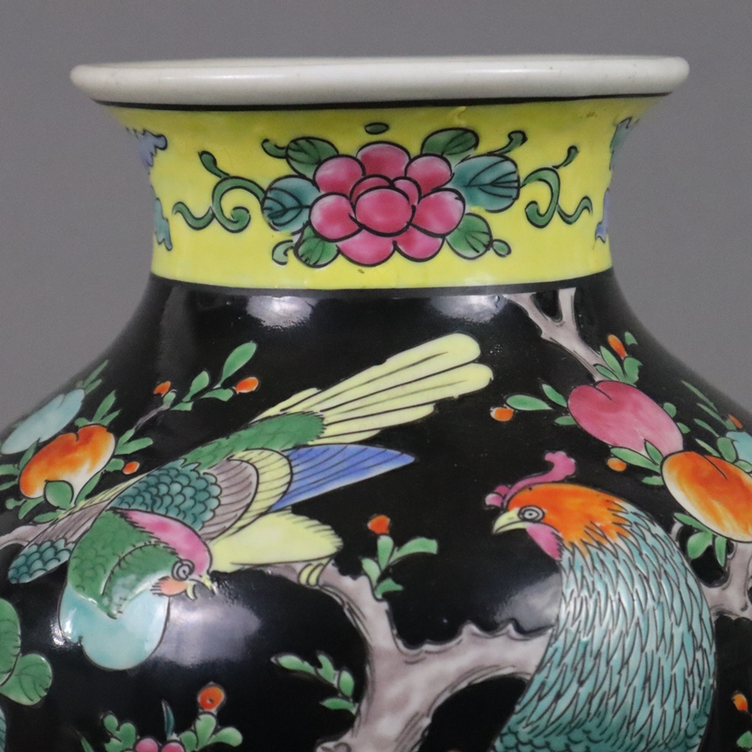 Vase mit glückverheißenden Motiven - China 20.Jh. gebauchter Balusterkorpus, auf schwarzem Fond üpp - Image 3 of 11