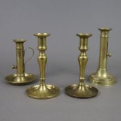 Vier Leuchter - 19. Jh., Messing, 2x Biedermeier-Schiebeleuchter, H. ca. 15,5 und 19,5 cm, 2x Leuch