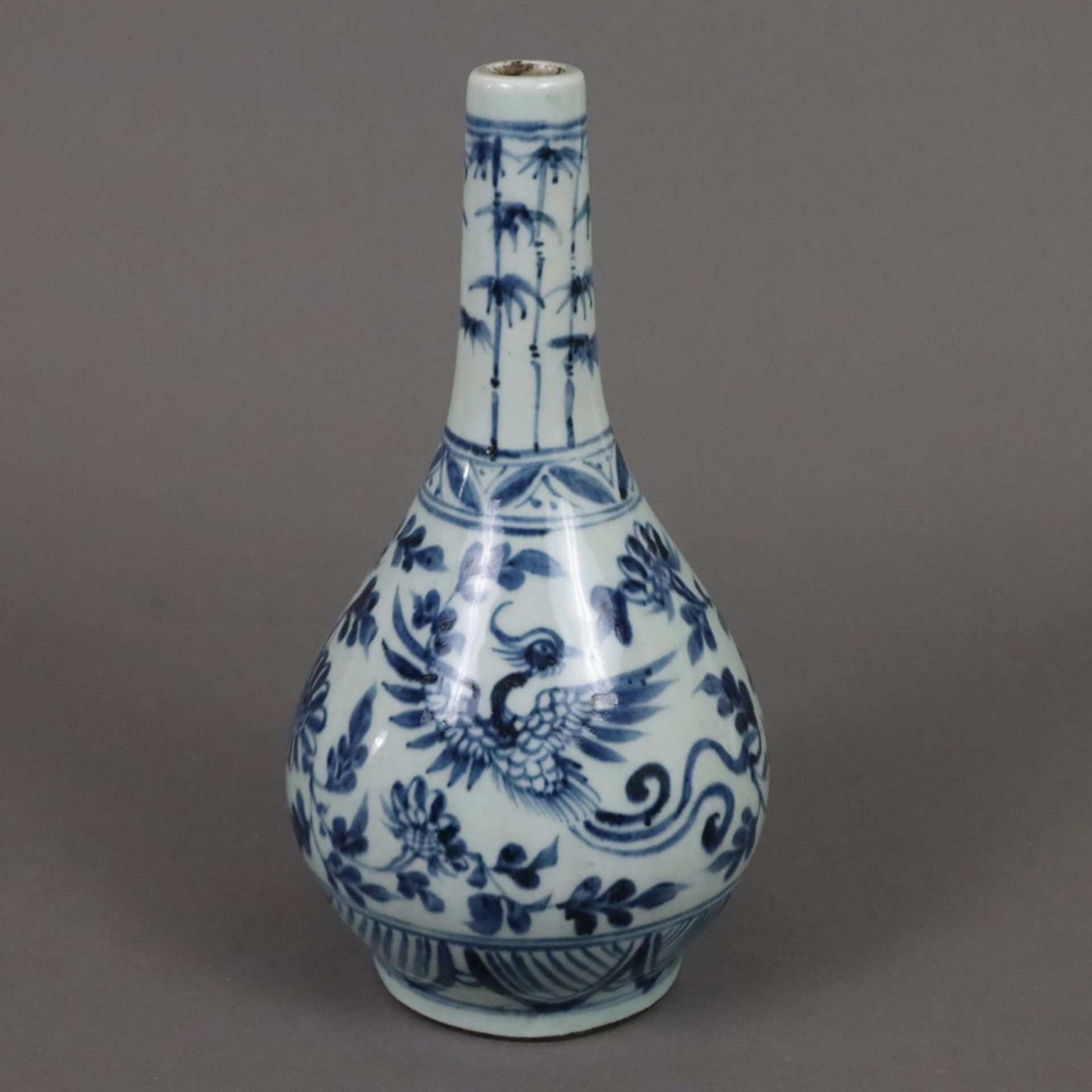 Blau-Weiß Flaschenvase - China, Qing-Dynastie, umlaufend unterglasurblauer Dekor mit Phönix-Motiven