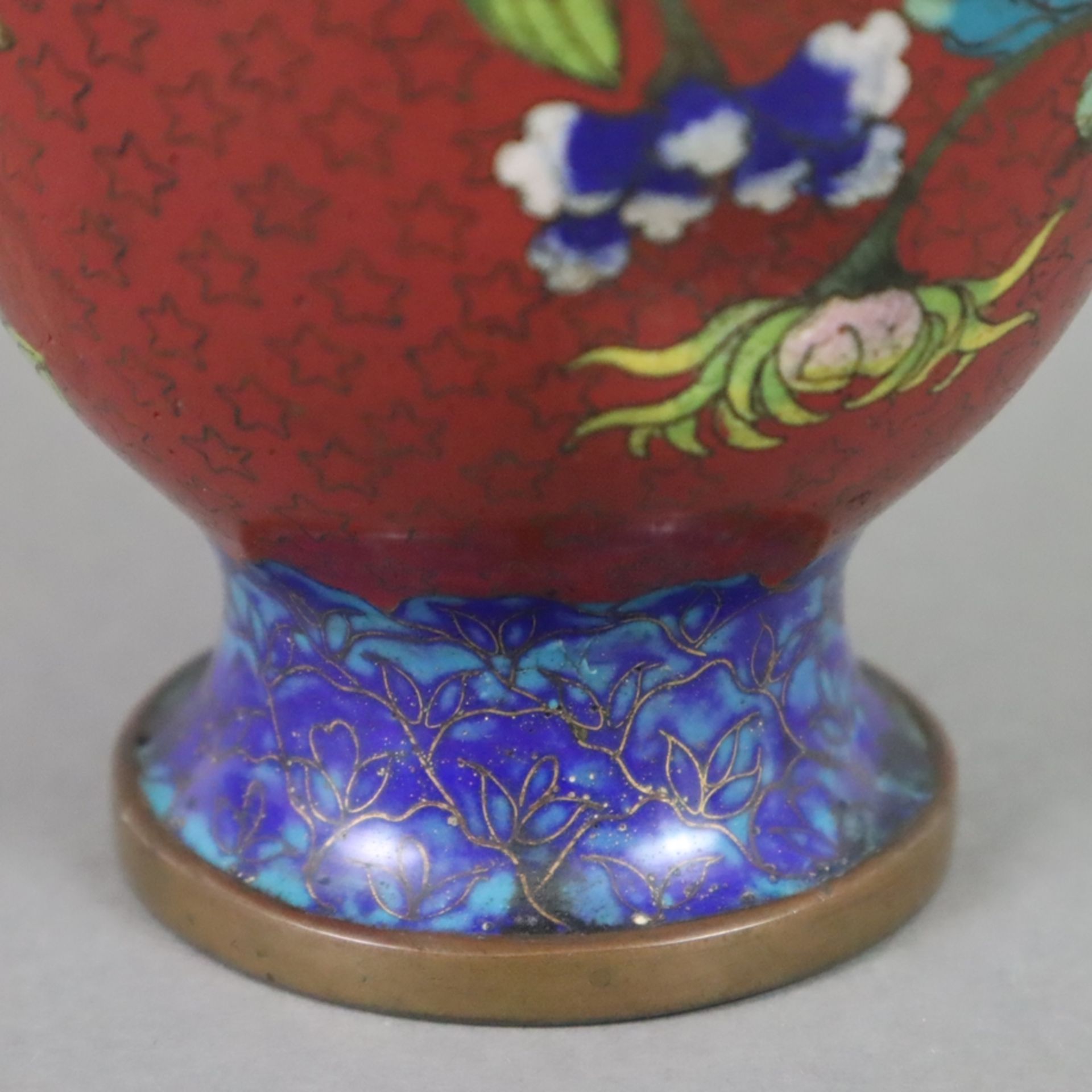 Cloisonné Vase - China, ausgehende Qing-Dynastie, Balusterform mit langgezogenem Hals und ausgestel - Bild 9 aus 10