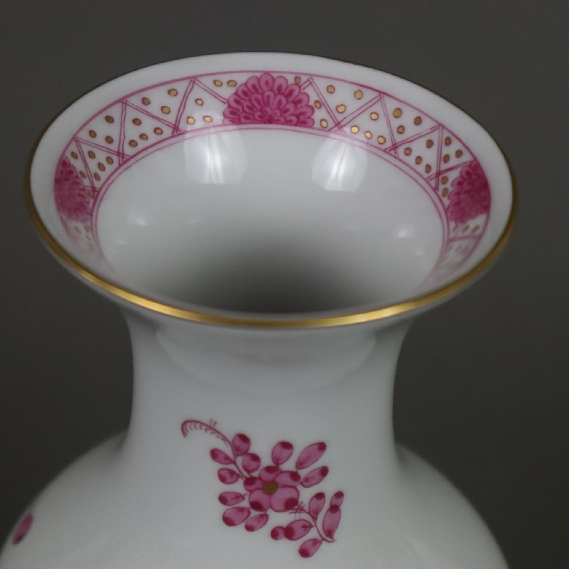 Vase - Meissen, 20. Jh., Indische Malerei in Purpur, Goldakzente, Porzellan, Form "Neuer Ausschnitt - Bild 2 aus 7