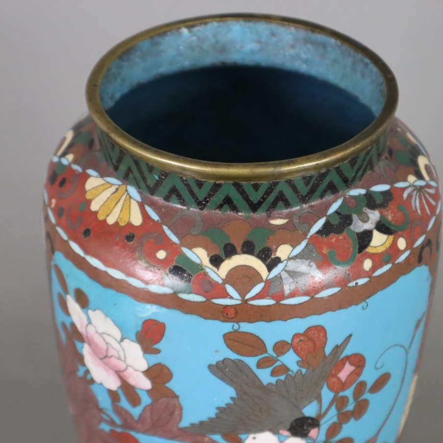 Cloisonné-Vase - Japan, späte Edo-Zeit, leicht gebauchte Balusterform, abgerundete Schulter mit ver - Image 2 of 9