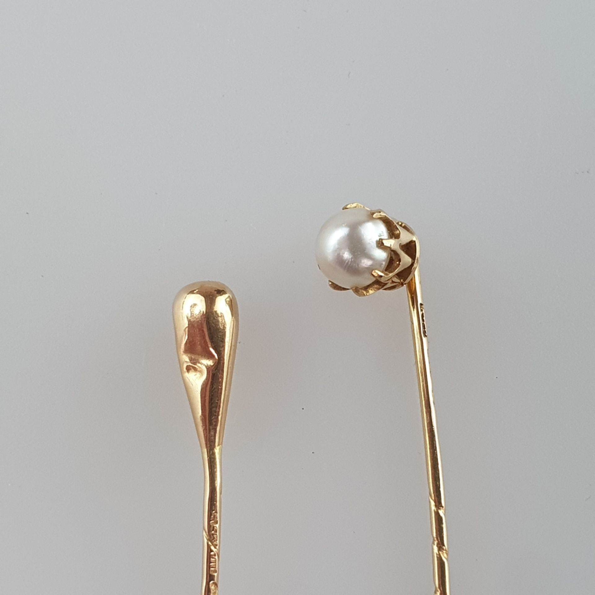 Zwei Krawattennadeln - 18Kt-Gelbgold, 1x Perlenbesatz, L.ca.5,8 bzw. 6,5cm, Gesamtgewicht ca. 2,6 g - Bild 2 aus 4