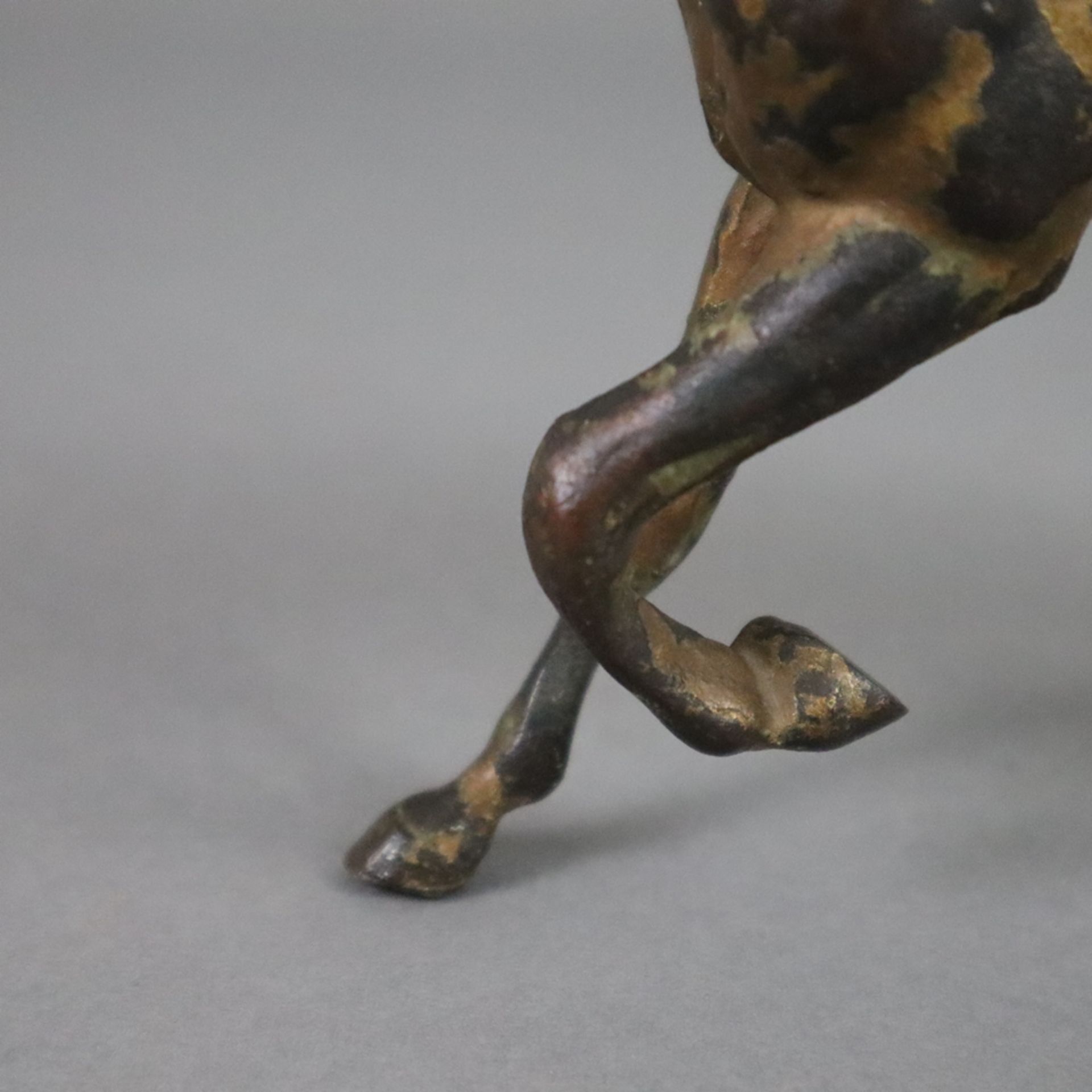 Tierskulptur "Pferd" - wohl 18. Jh., Bronze, schwerer Massivguss, Reste ehemaliger Vergoldung, natu - Bild 5 aus 6