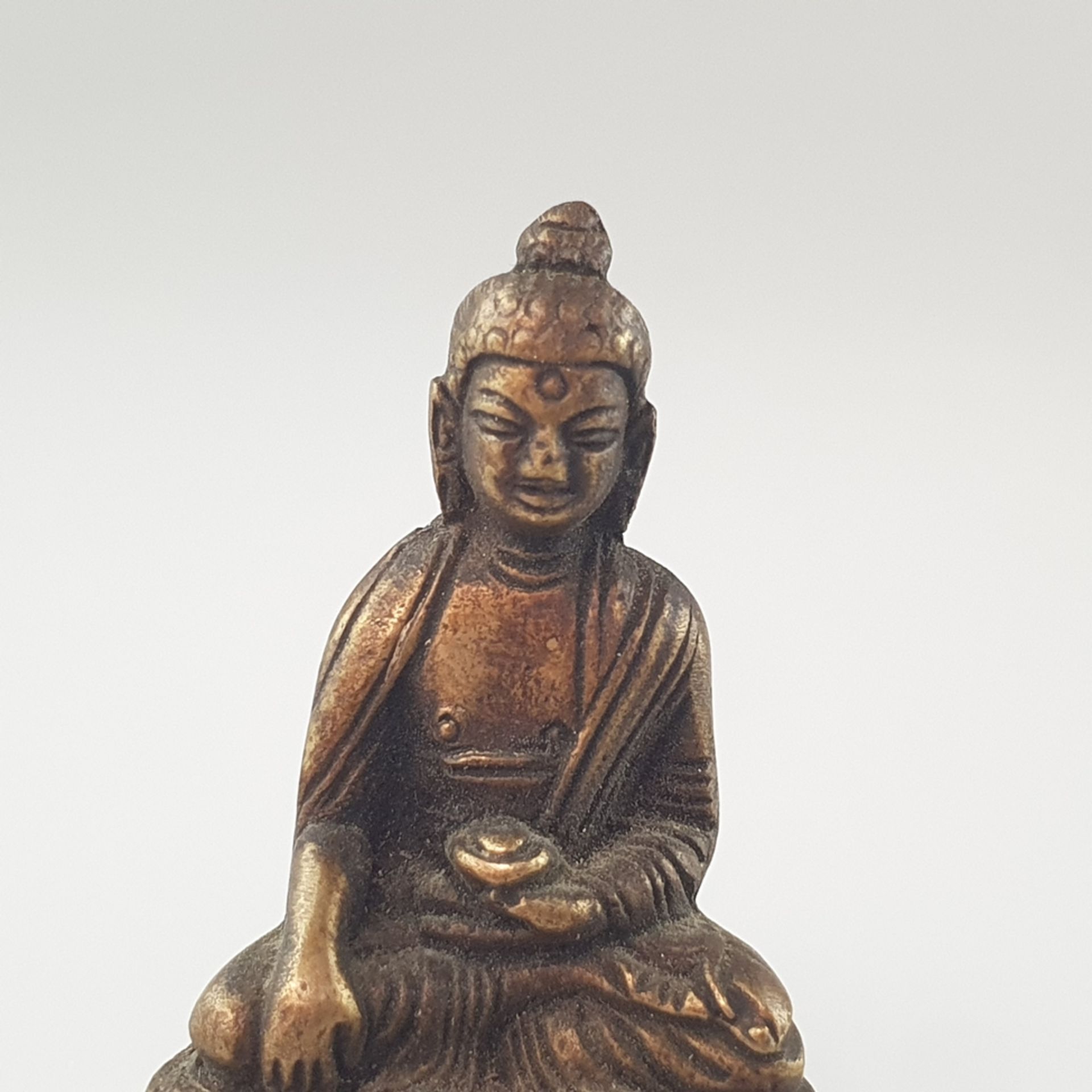 Miniaturfigur Buddha Shakyamuni - Indien, Bronze mit Vergoldung, auf doppeltem Lotossockel in padma - Bild 2 aus 8