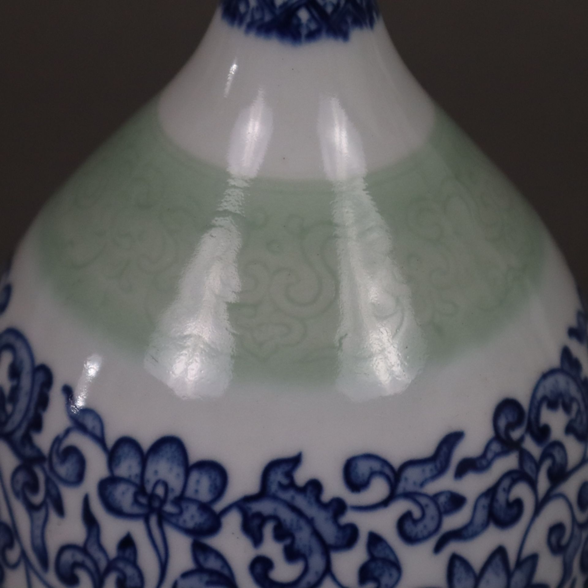 Flaschenvase - China, vom Typ „Yuhuchun“, zierliche blau-weiße Porzellanvase mit birnenförmigem Kör - Bild 4 aus 8