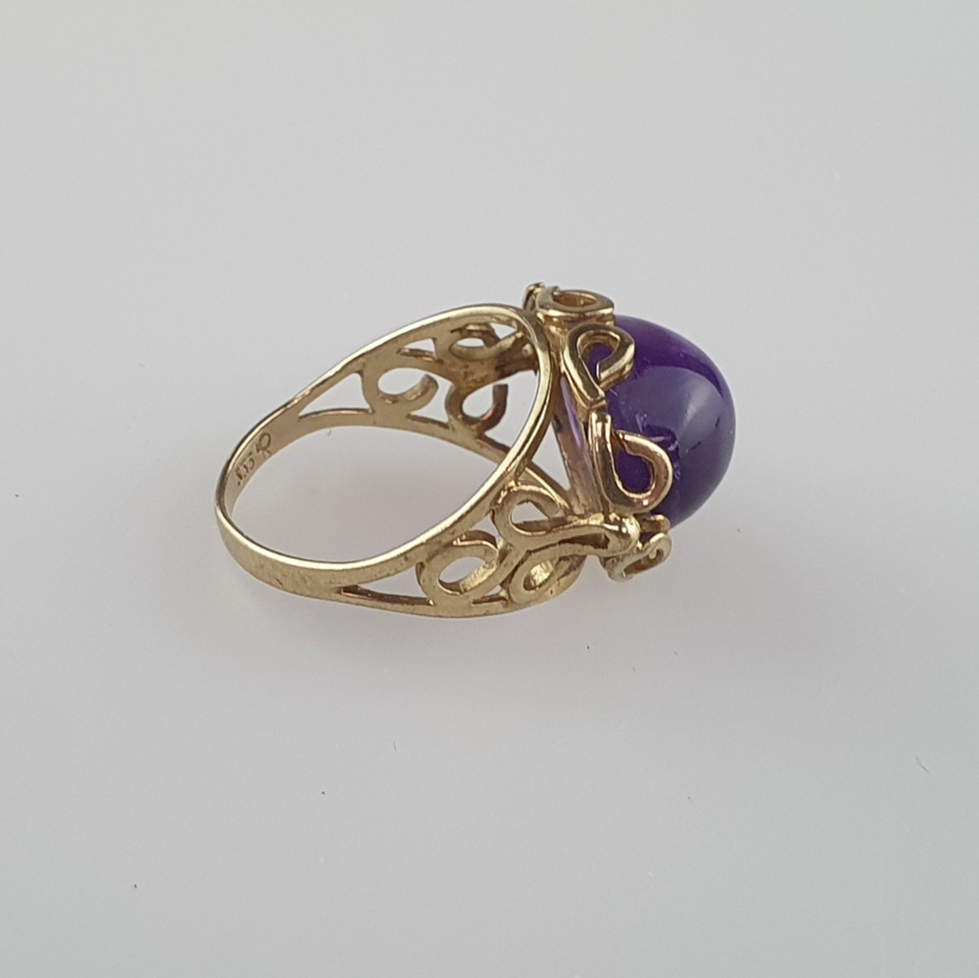 Amethystring - Gelbgold 333/000, gestempelt, ovaler Ringkopf mit hochgewölbtem Amethystcabochon von