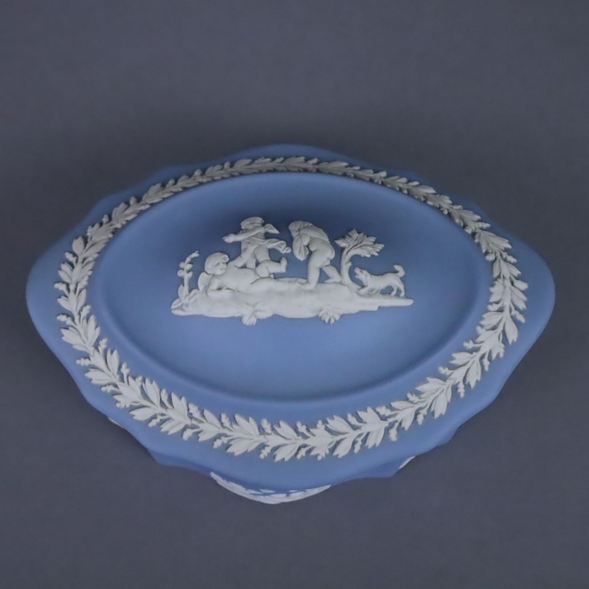 Konvolut Wedgwood - England, Jasperware in Wedgwoodblau, weißer Reliefdekor mit antikisierenden Fig - Bild 4 aus 5