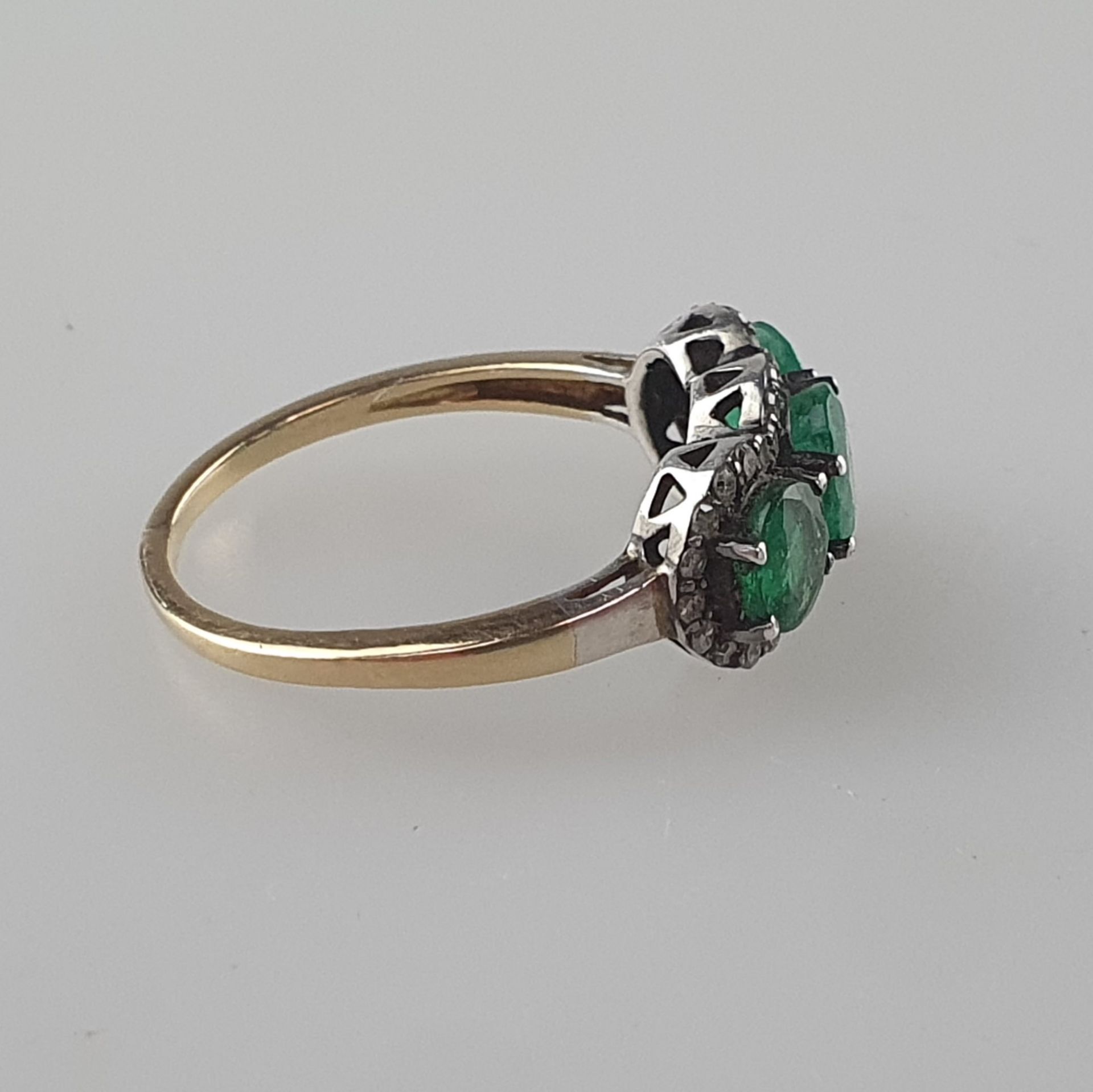 Smaragdring mit Diamanten - Silber, teils vergoldet, Besatz mit drei rund geschliffenen Smaragden v - Bild 3 aus 5
