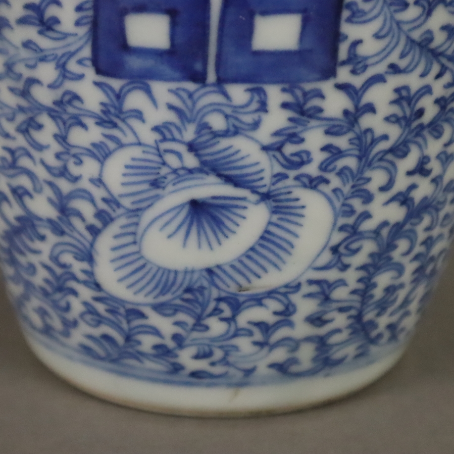 Blau-weiße Balustervase - China, ausgehende Qing-Dynastie, spätes 19. Jh., sog. „Hochzeitsvase“, au - Image 5 of 7