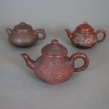 Konvolut Teekannen - China, drei kleine Zisha-Teekannen aus Yixing, dunkel/rotbraun, mit Drachenmot