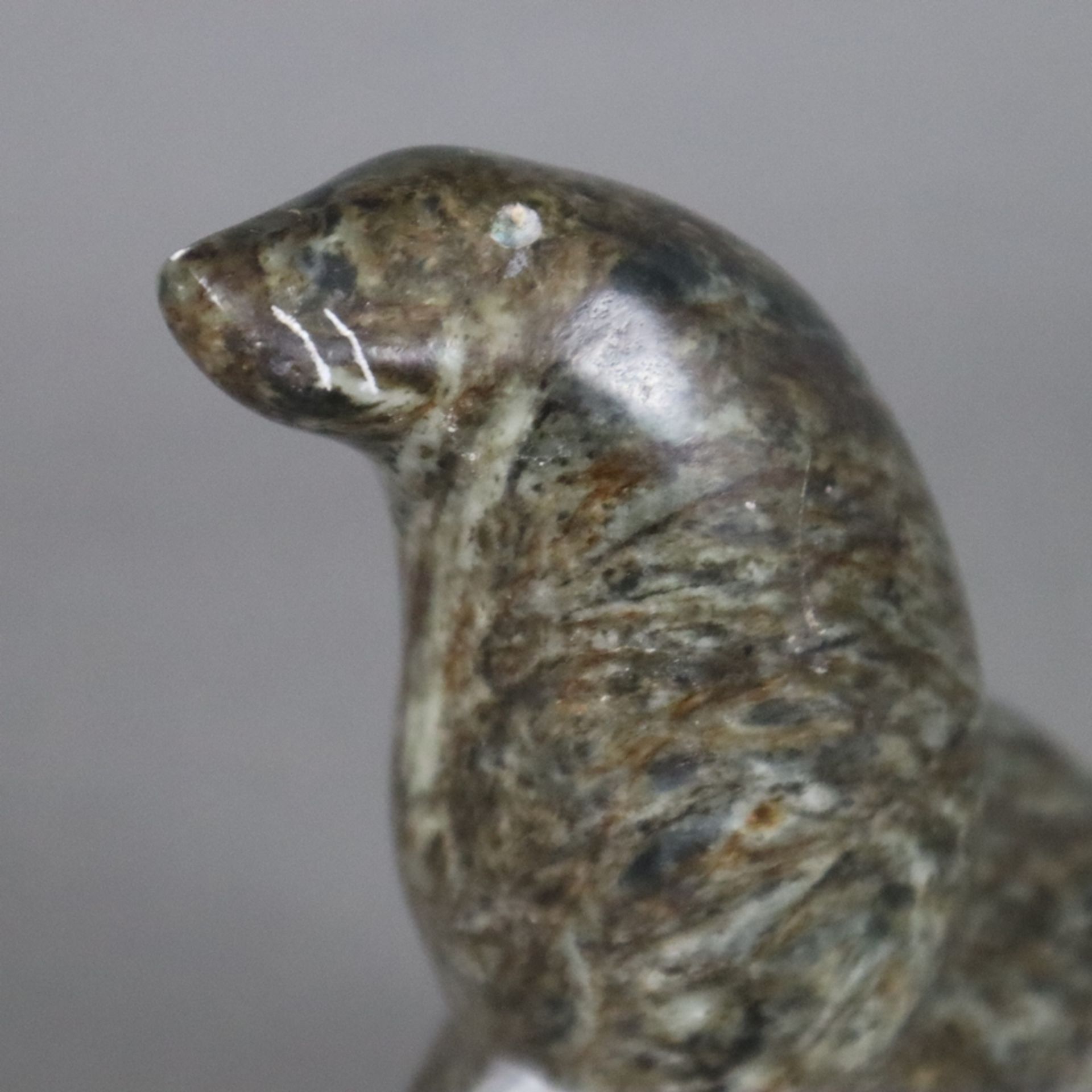 Tierskulptur "Seehund" - grau-brauner Stein, geschnitzt, leicht stilisierte Darstellung eines Seehu - Bild 2 aus 6