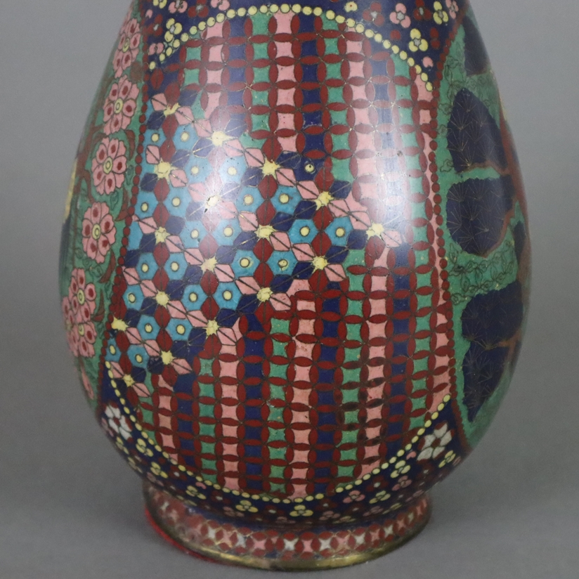 Große Cloisonné-Vase - Japan, Meiji-Zeit, Balusterform mit weit ausgestelltem Trompetenrand, polych - Image 5 of 9