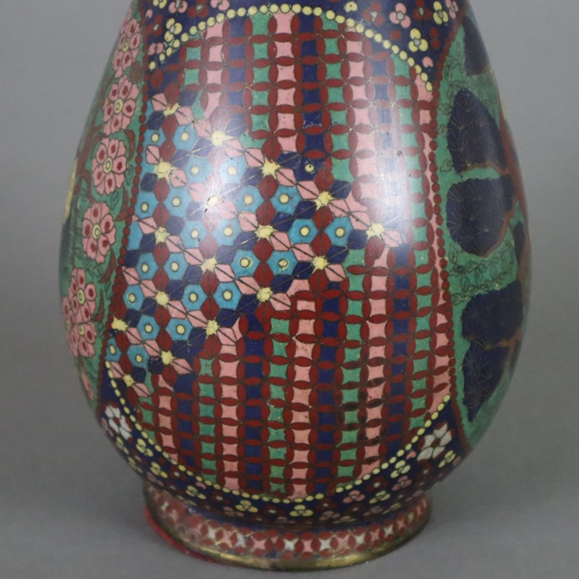 Große Cloisonné-Vase - Japan, Meiji-Zeit, Balusterform mit weit ausgestelltem Trompetenrand, polych - Bild 5 aus 9