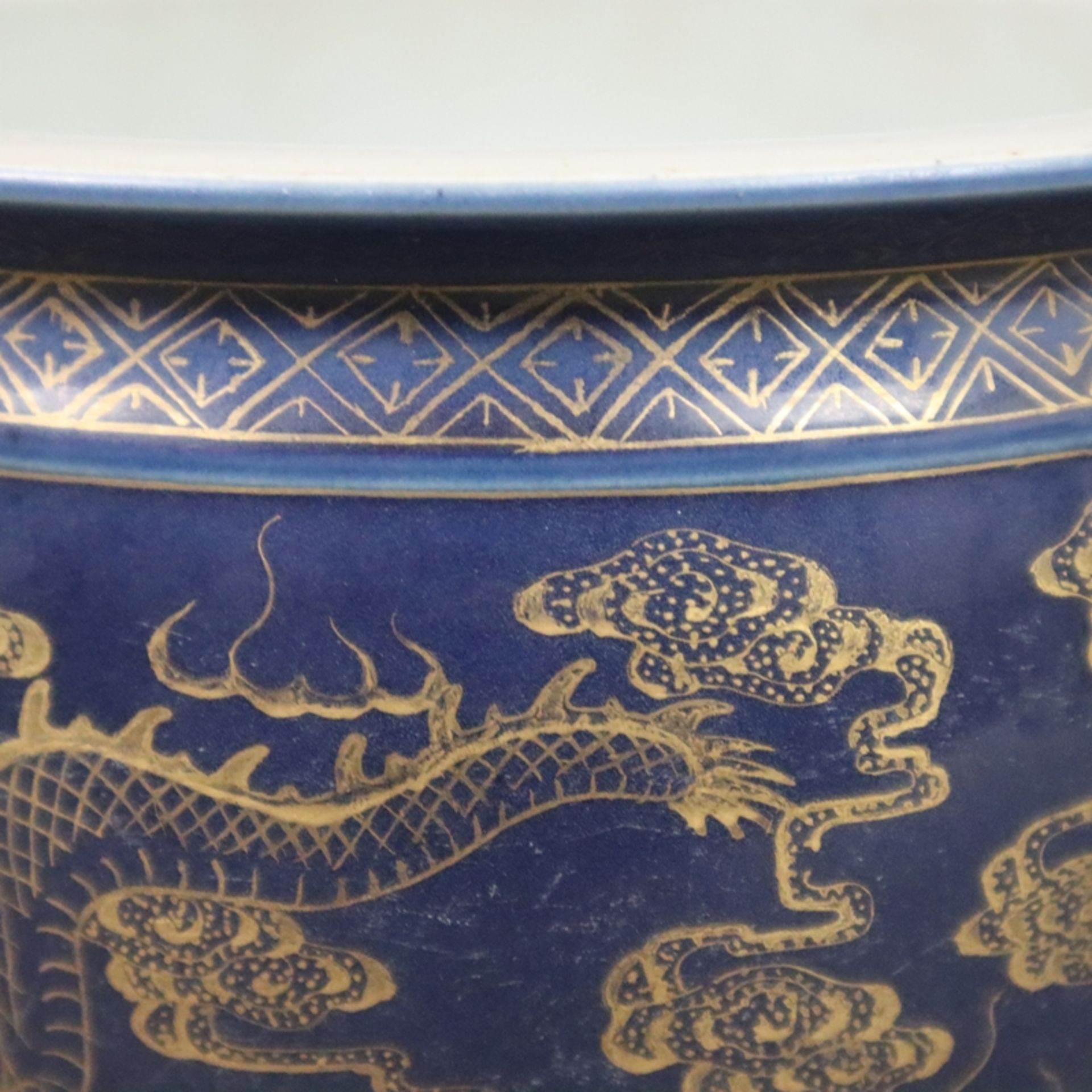 Cachepot - China, bauchiger Korpus, leicht ausgestellter, glatter Rand, außen kobaltblaue Glasur mi - Bild 6 aus 7