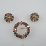 Vintage-"Christmas"-Set aus Brosche und Ohrclips - WEISS/ USA, Metall vergoldet, in Kranzform beset