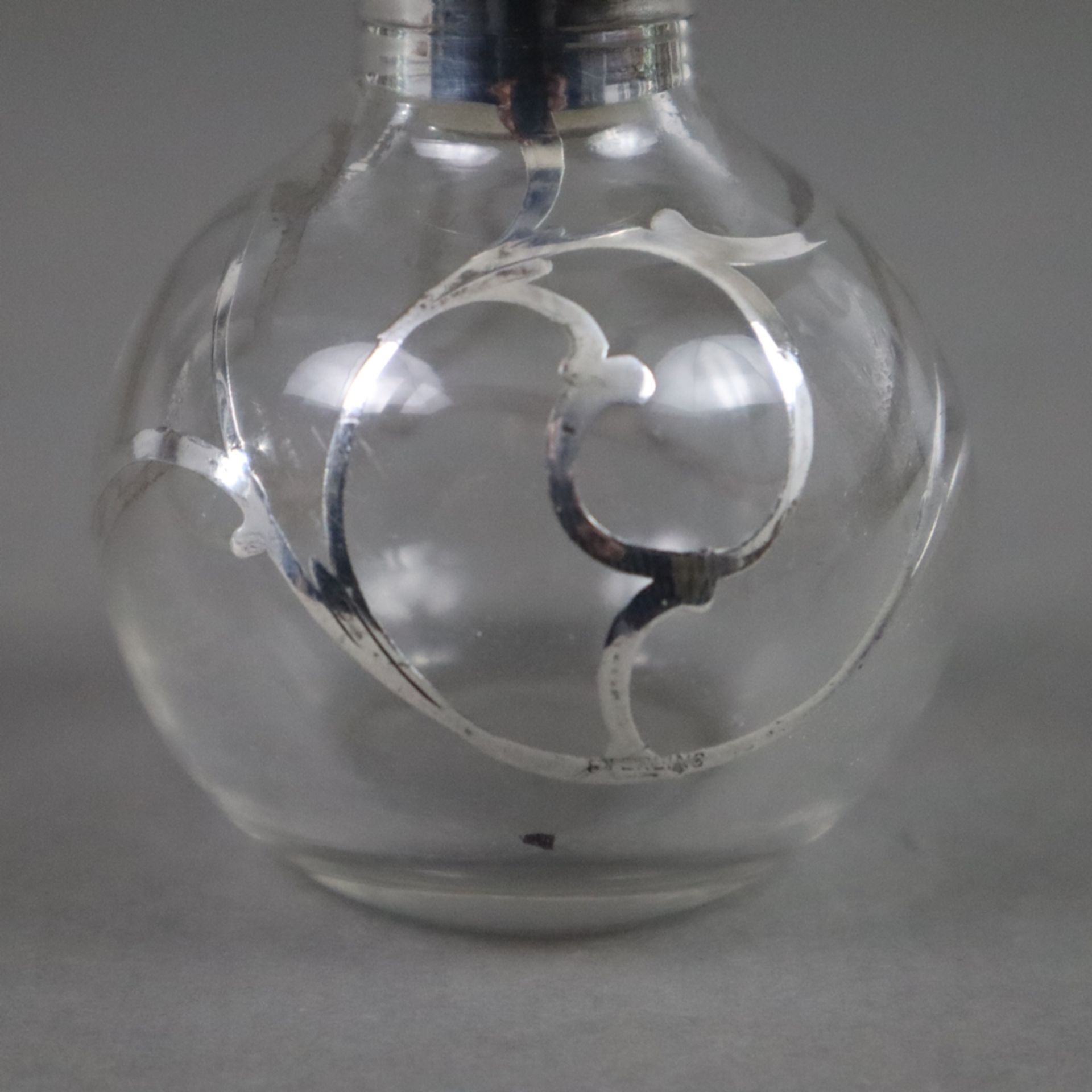 Kleiner Parfümflakon - USA, flächendeckend überaus filigraner Jugendstil-Rankendekor in Silver-Over - Bild 3 aus 5