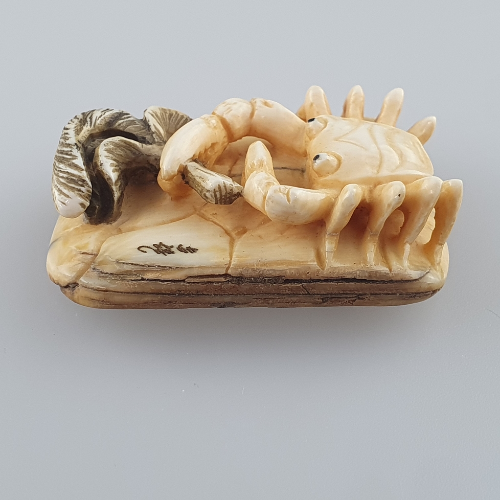 Netsuke - Mammutbein geschnitzt, graviert und teils eingefärbt, Krabbe mit Selleriestange, signiert - Image 2 of 6